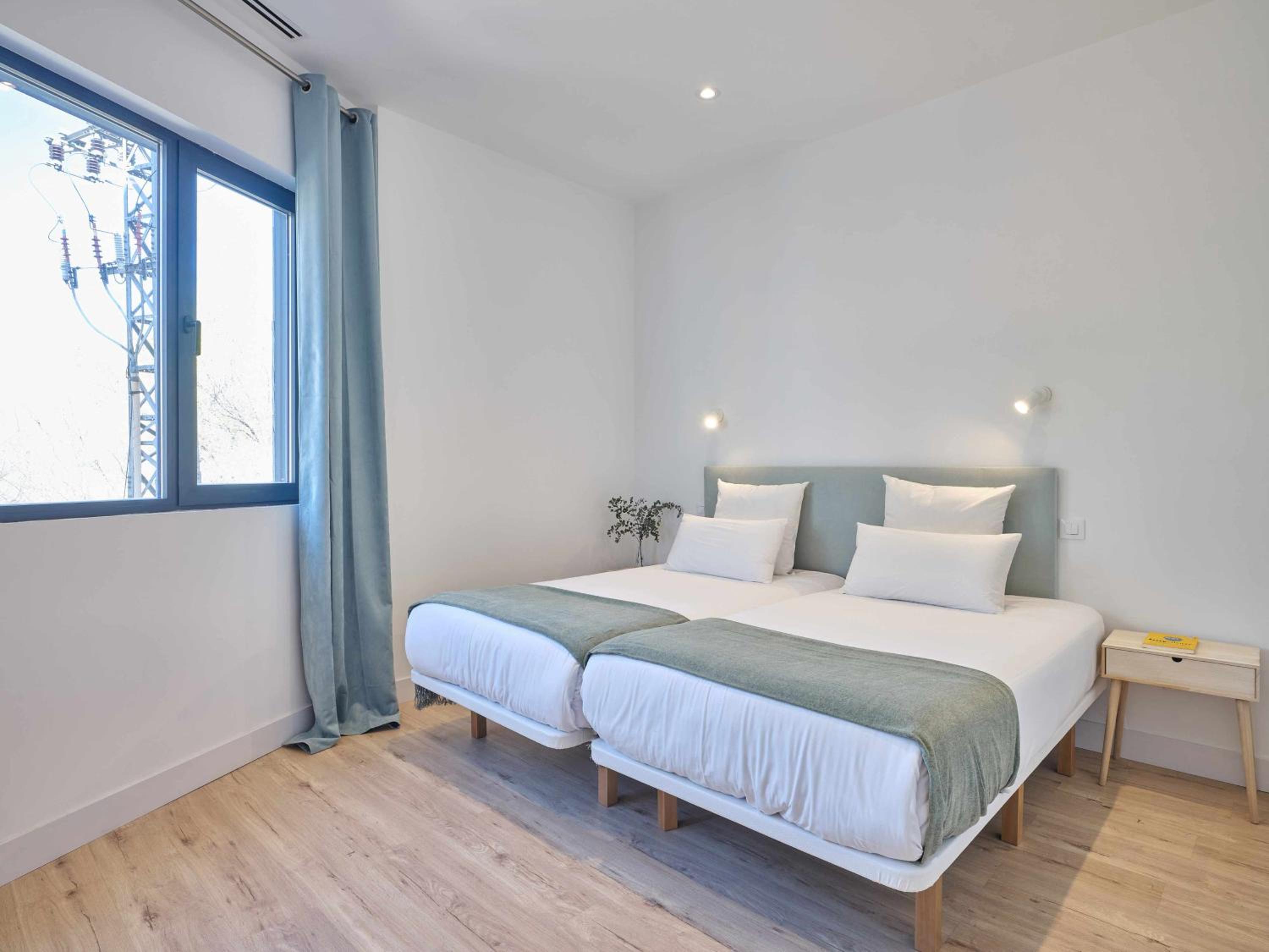 Deluxe Queen Suite - Photo 2