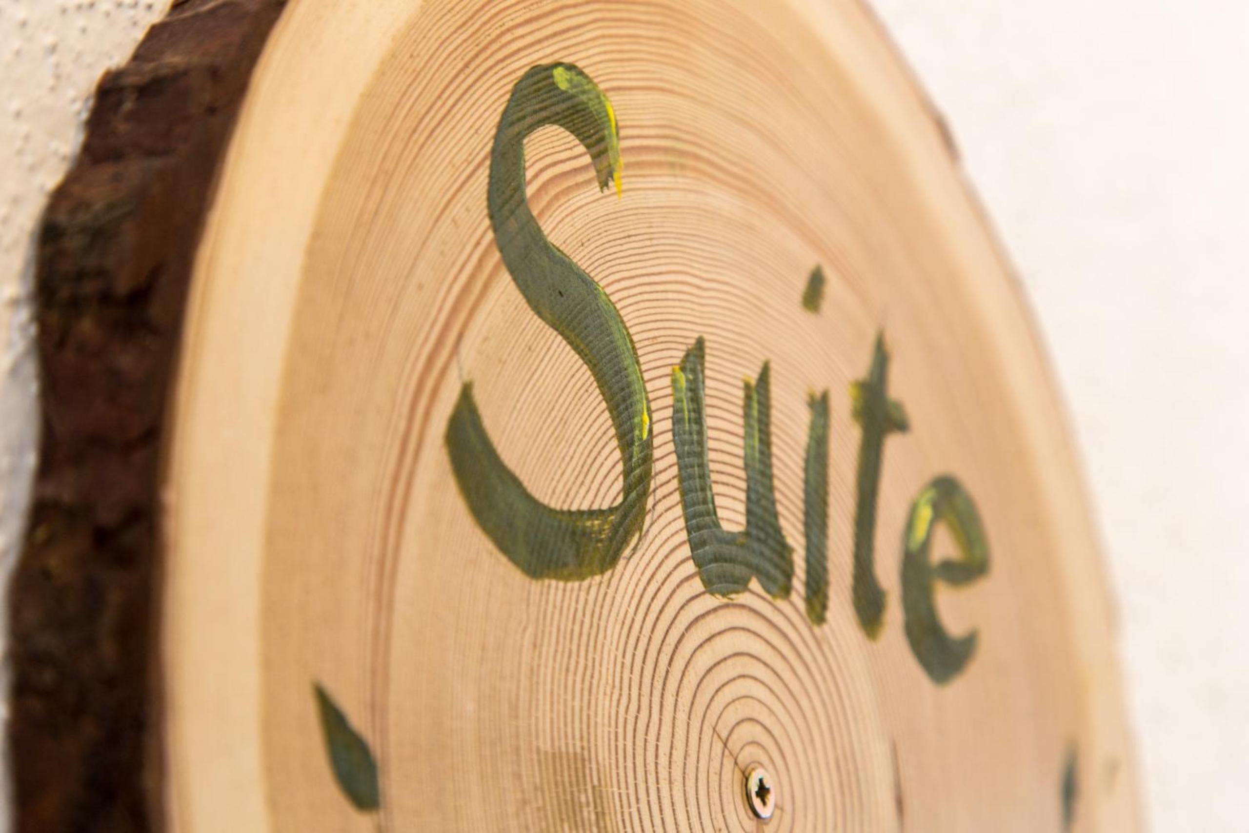 Suite - Photo 16