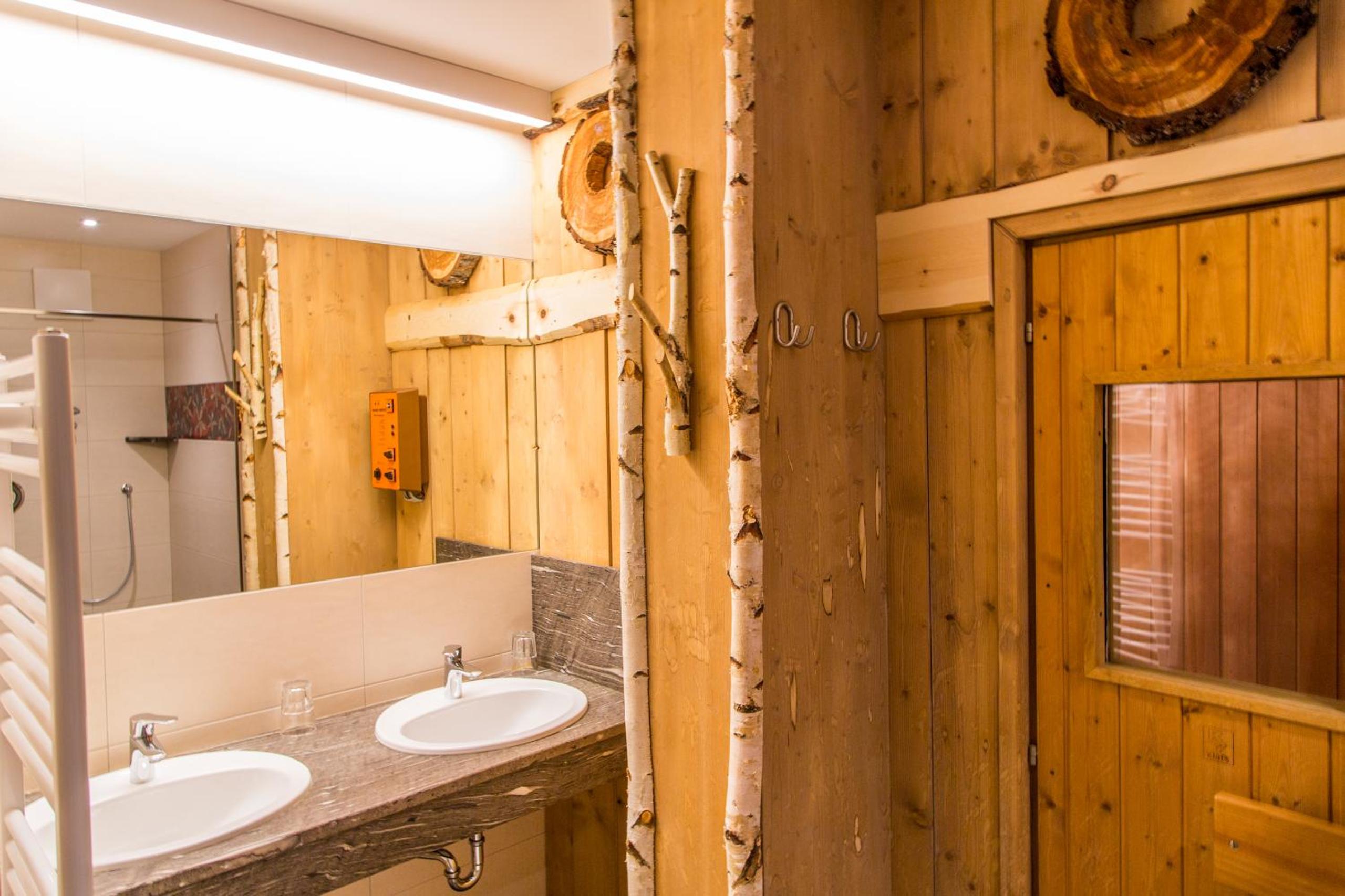 Suite - Photo 12