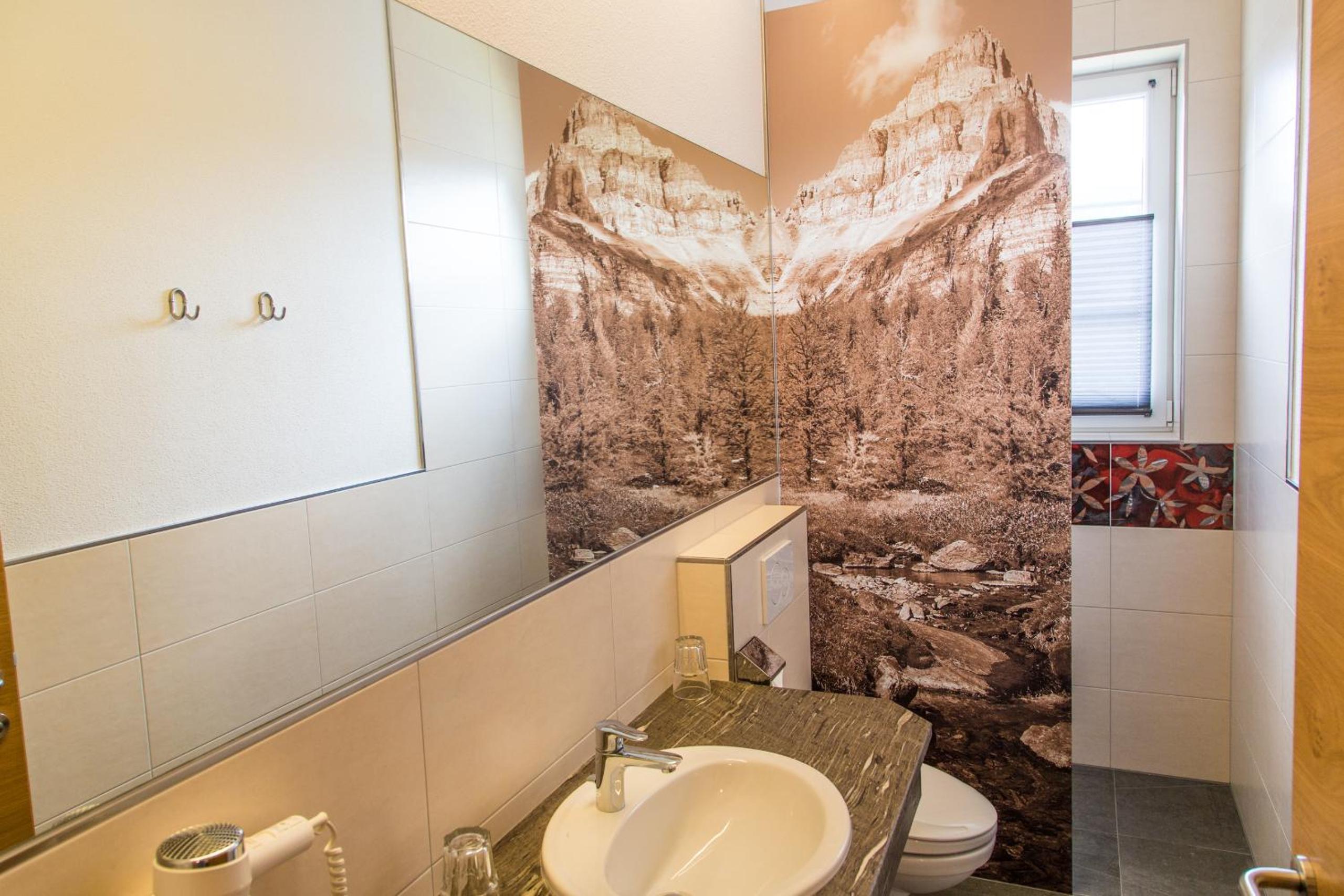 Suite - Photo 11