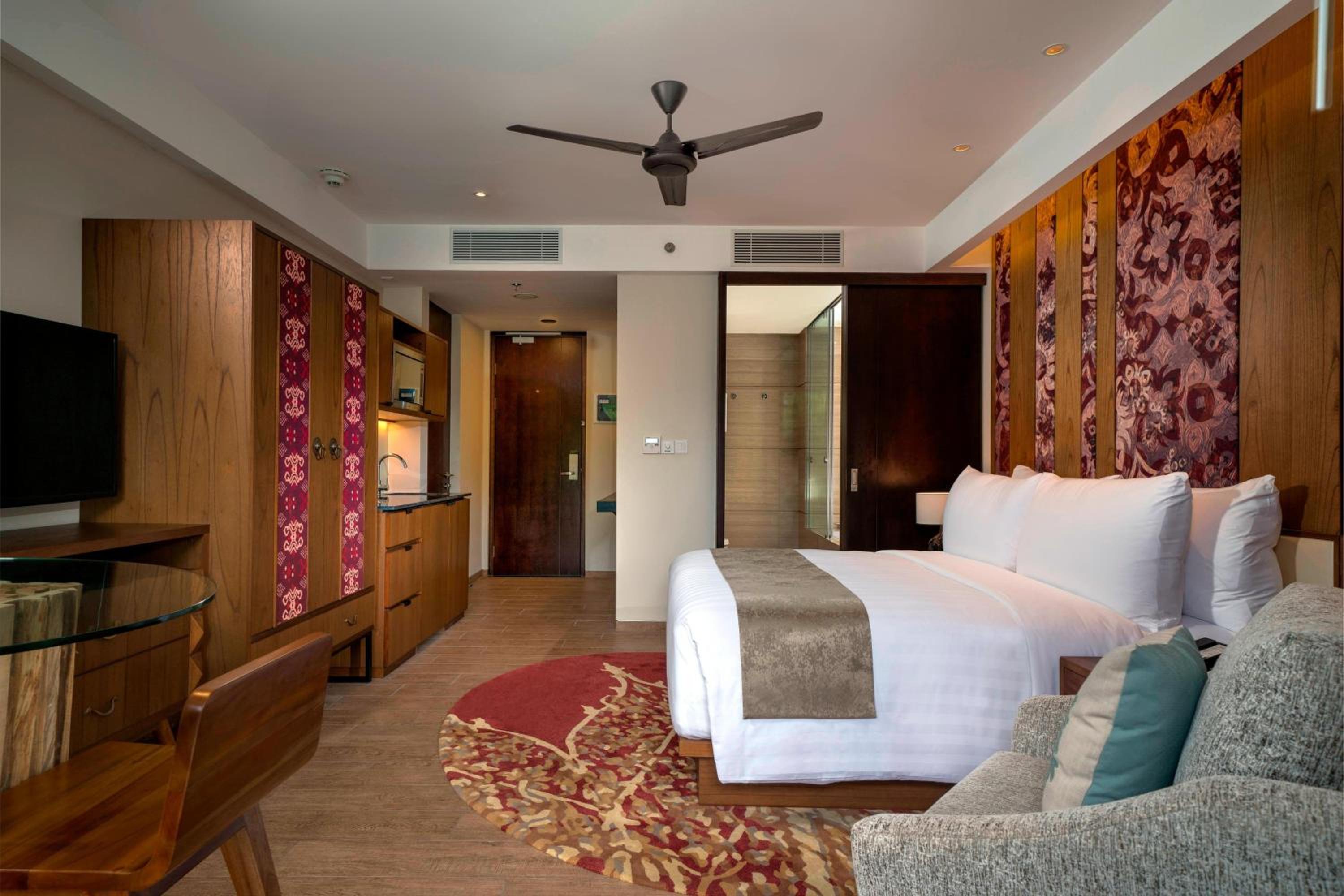 King Guest Room with Balcony photo 1
