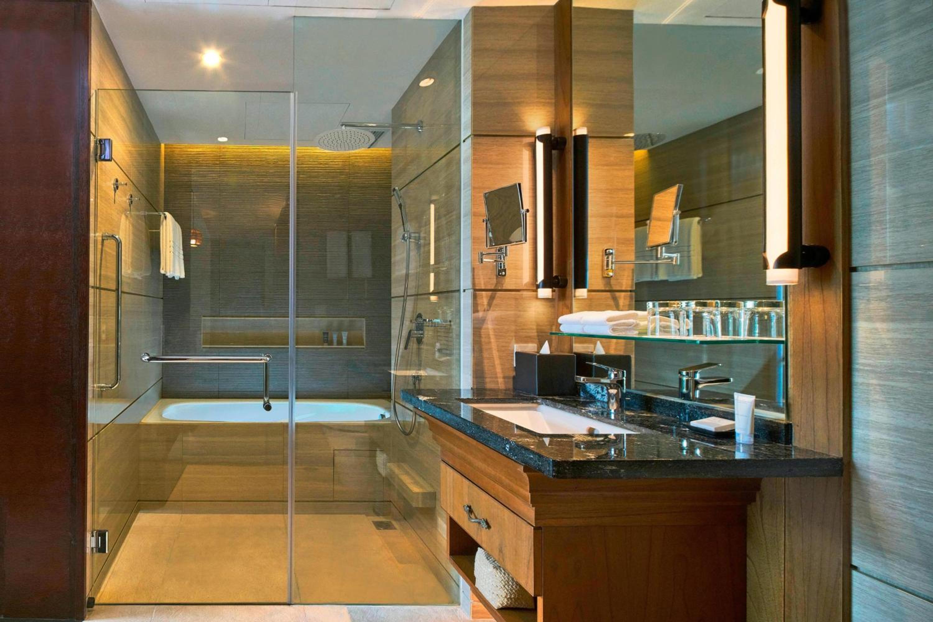 Two-Bedroom Apartment with King and Twin Beds and Balcony photo 3