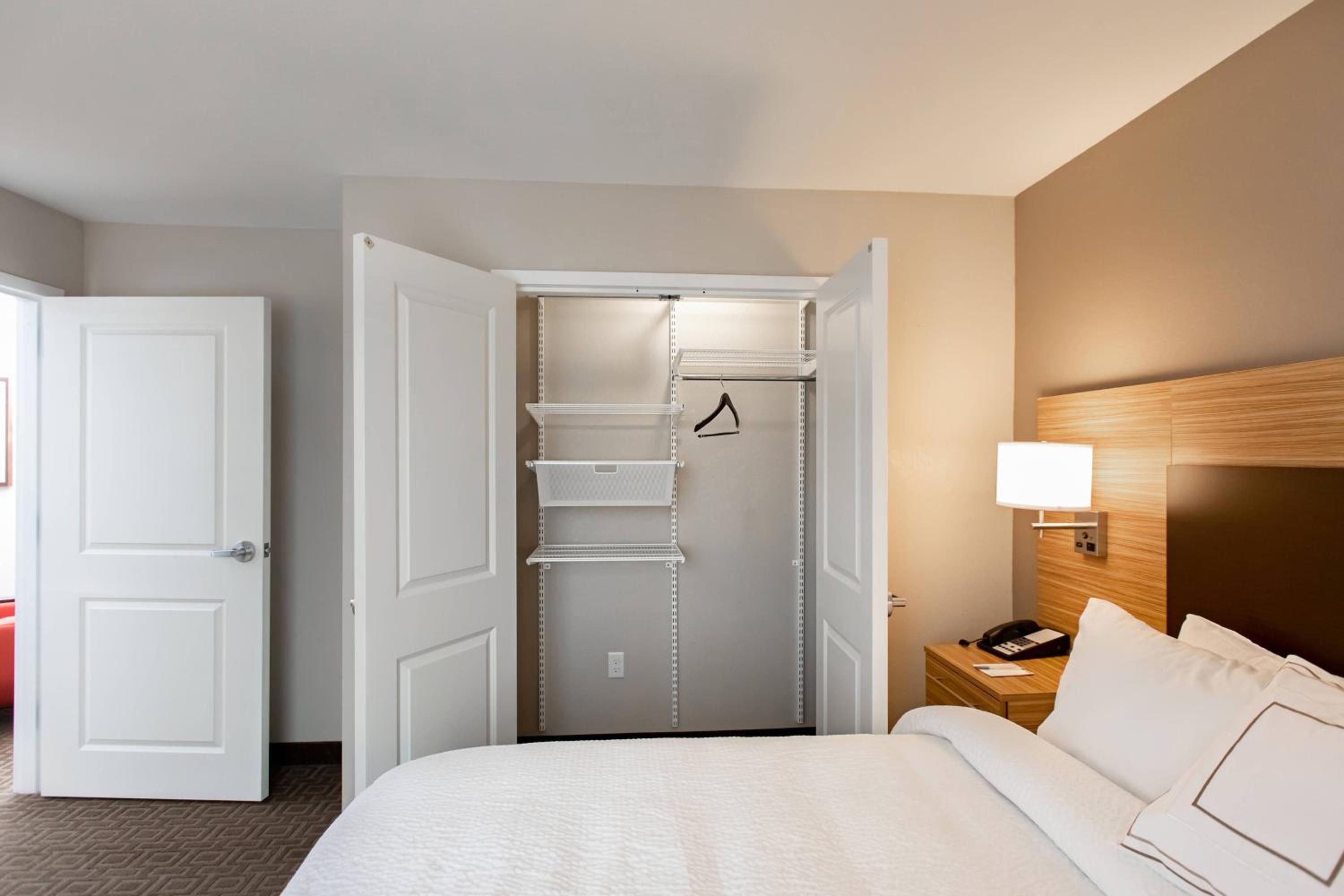 One Bedroom Suite with a Queen Bed and a Sofa - Photo 5