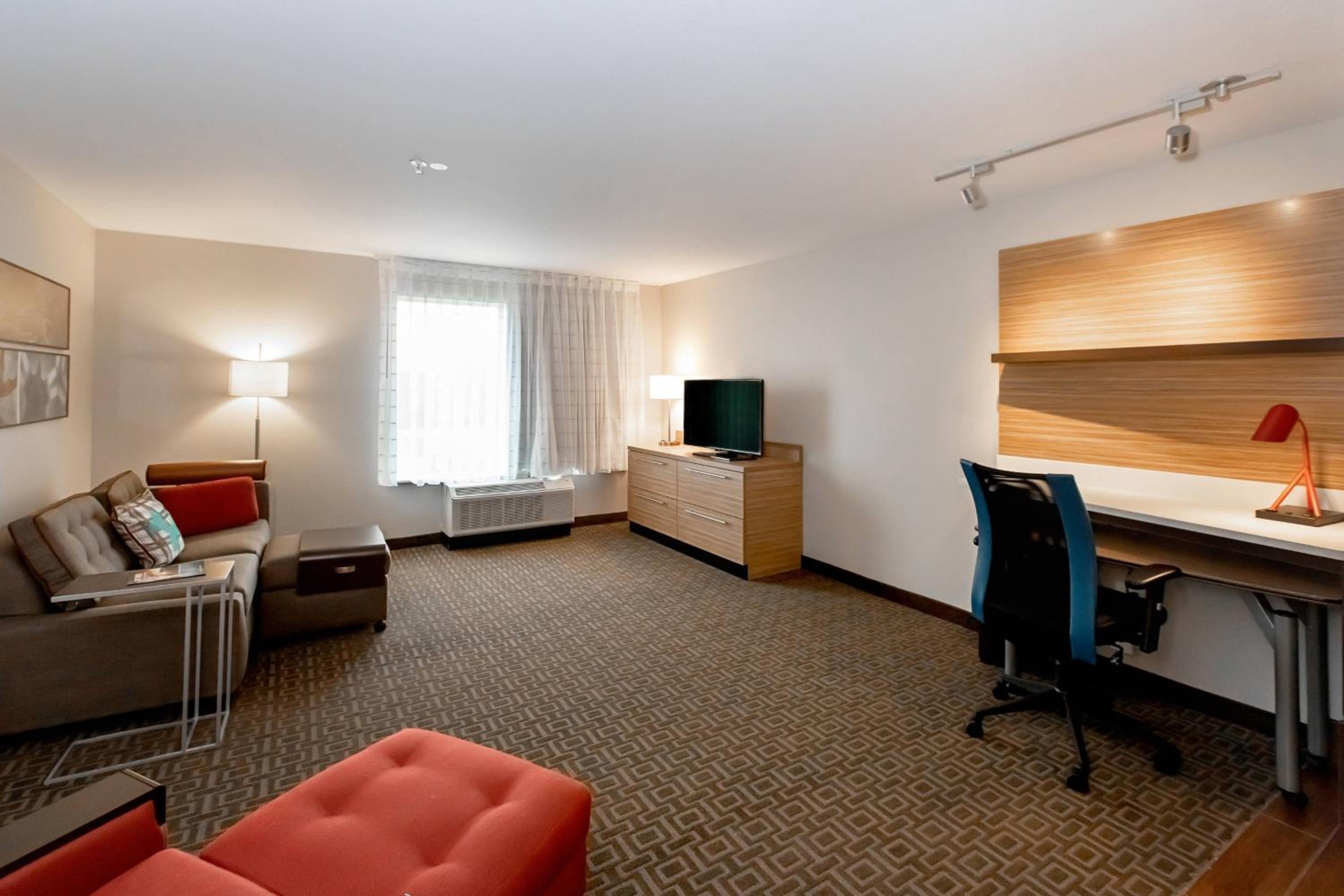 One Bedroom Suite with a Queen Bed and a Sofa - Photo 3