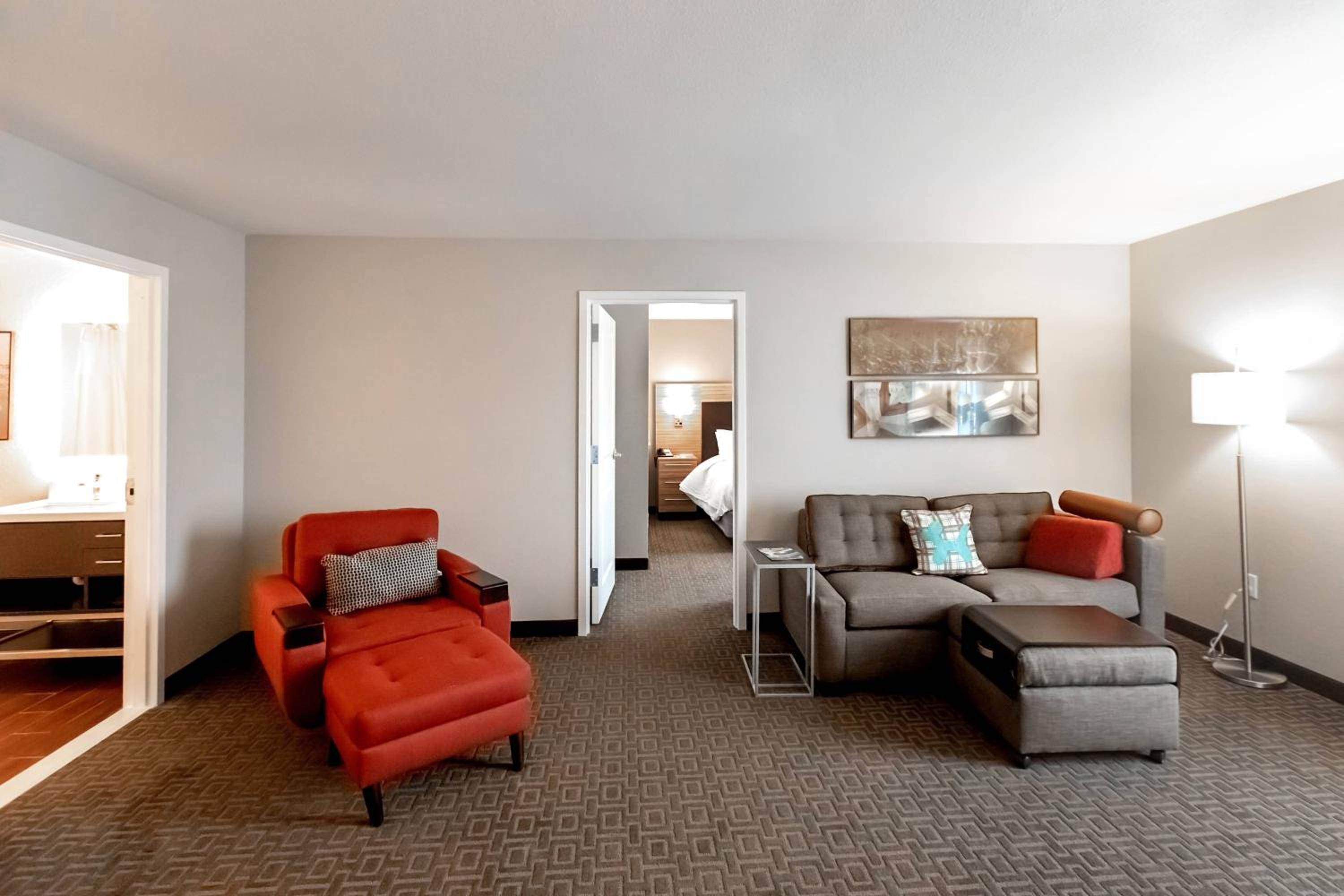 One Bedroom Suite with a Queen Bed and a Sofa - Photo 7