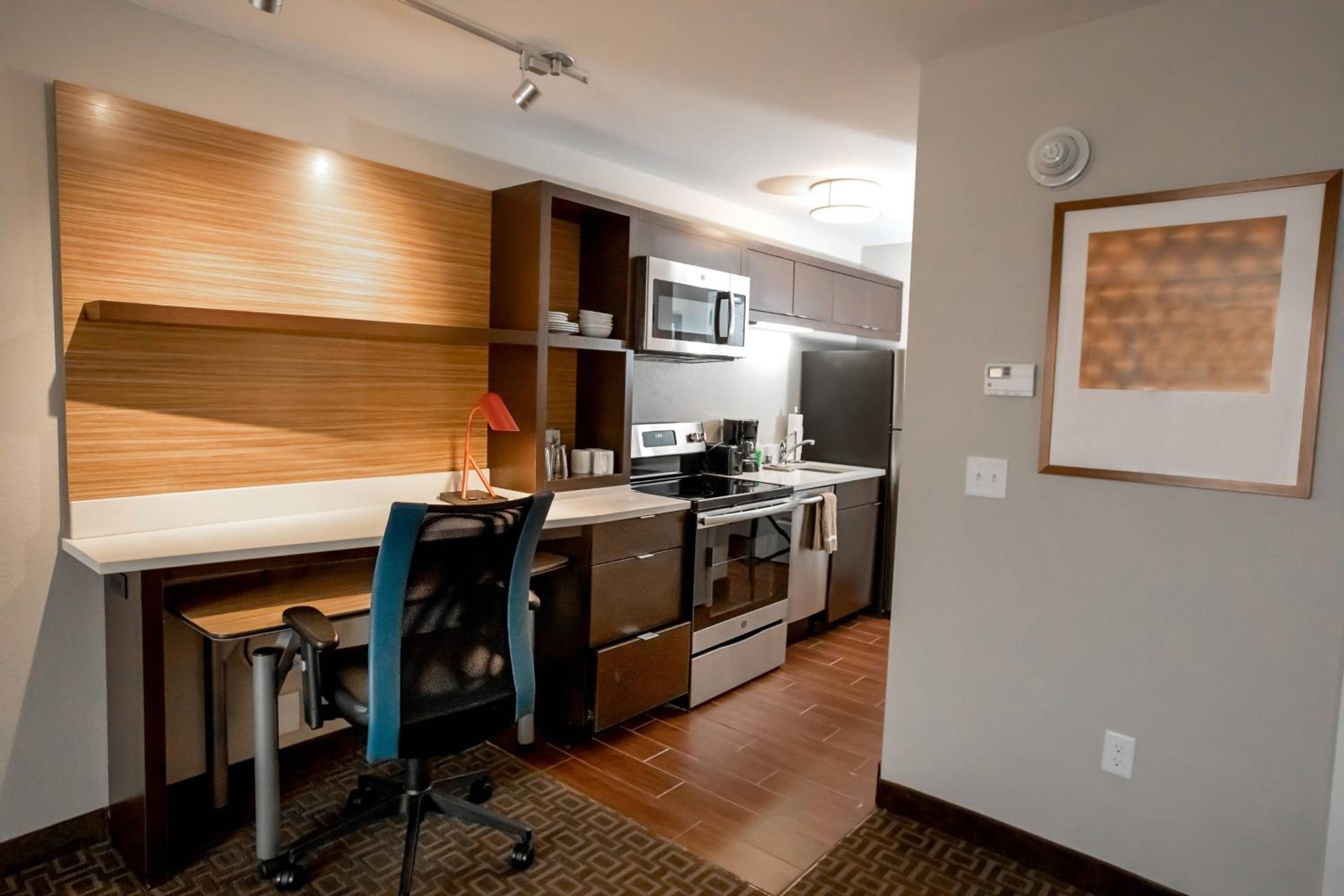 One Bedroom Suite with a Queen Bed and a Sofa - Photo 4