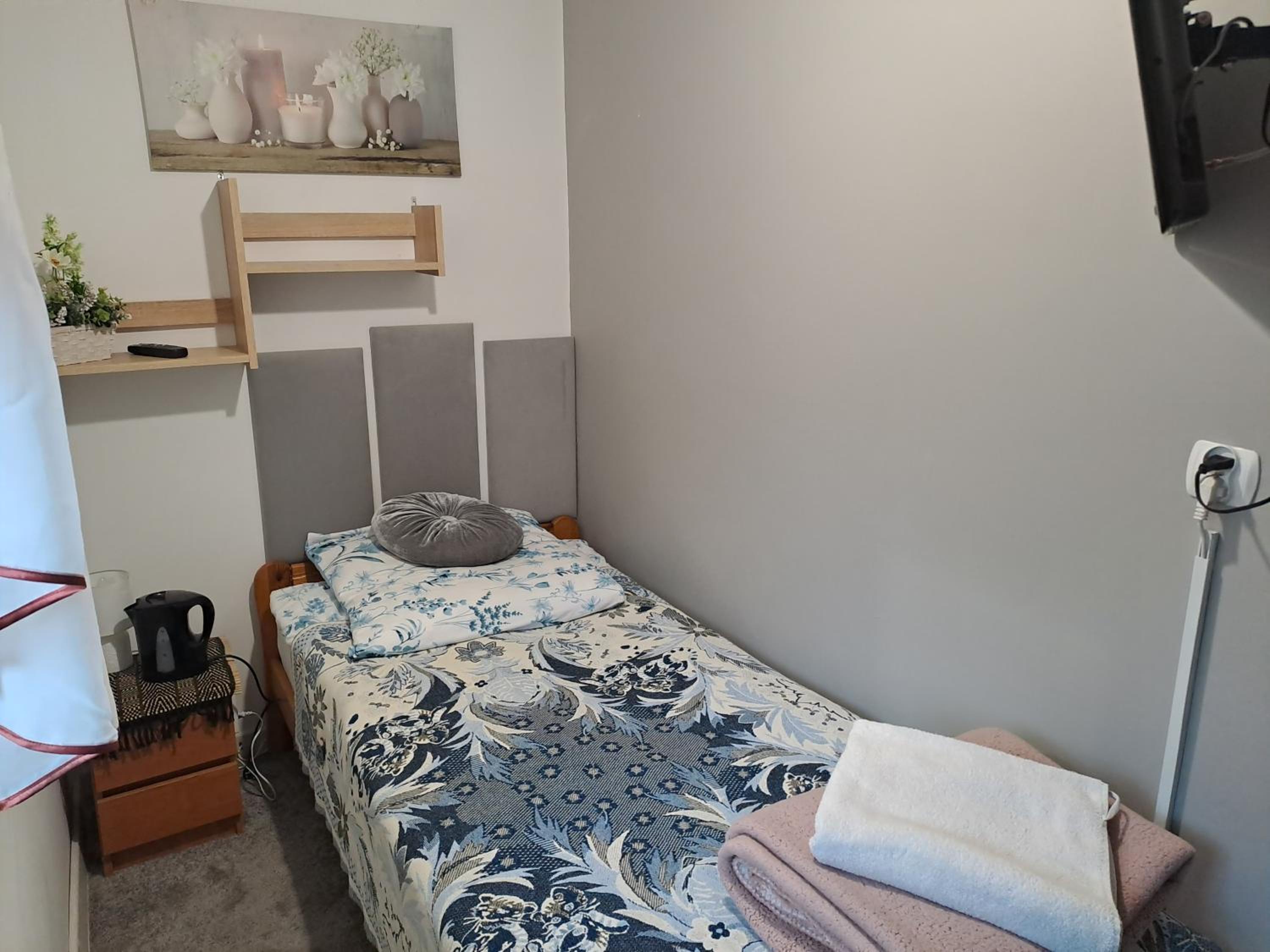Small Single Room photo 2