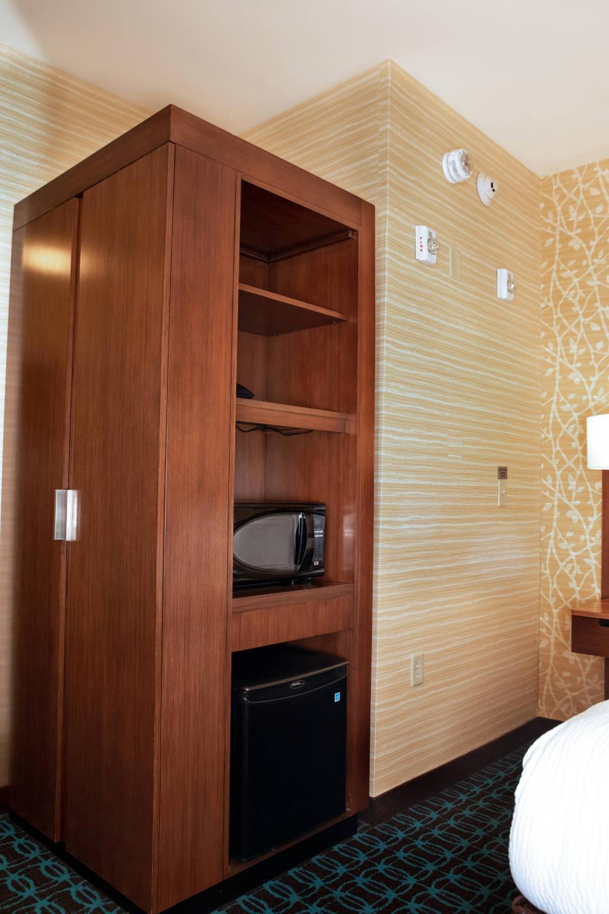 King Room with Roll-in Shower - Mobility Accessible photo 2