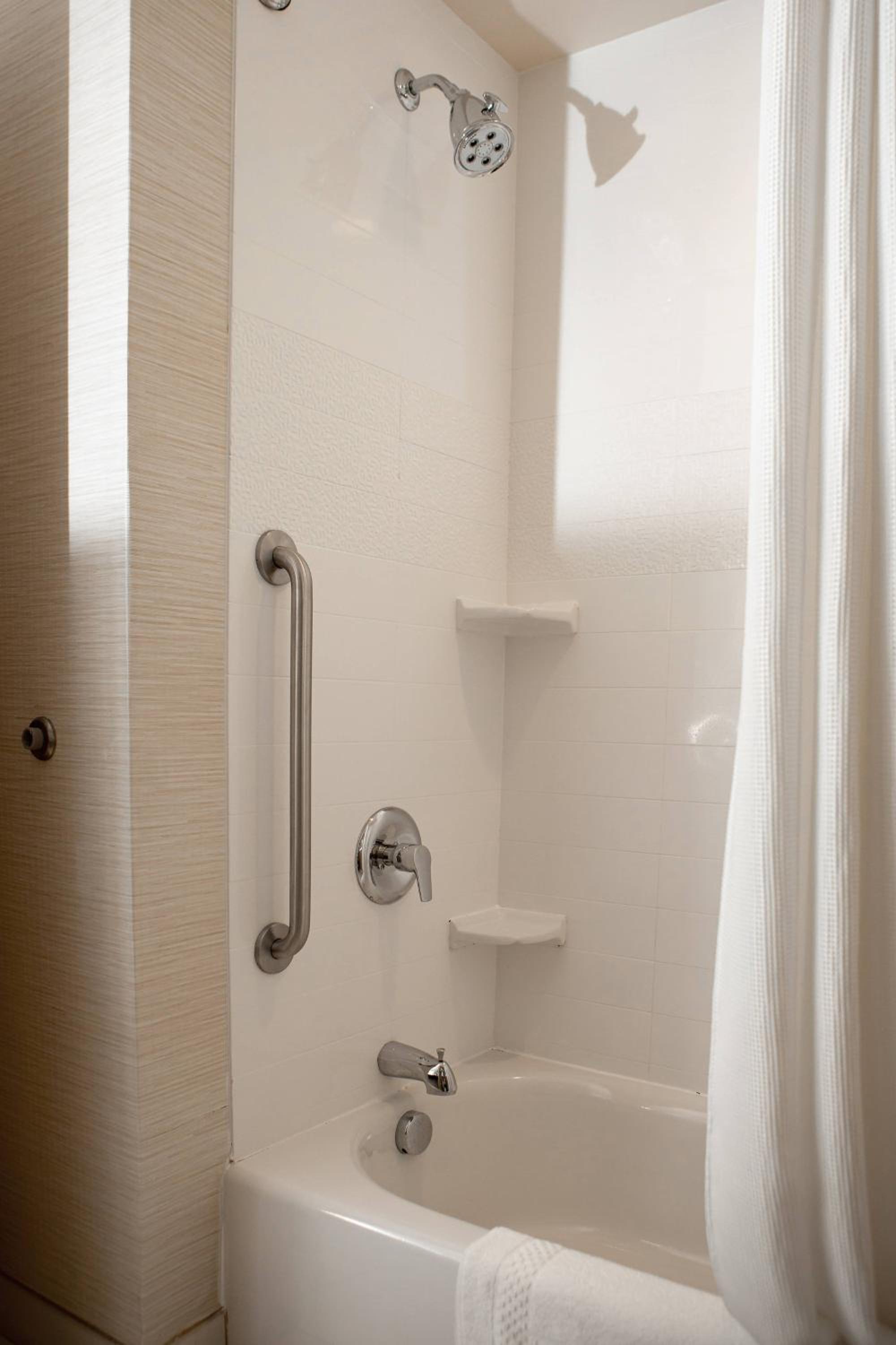 King Room with Roll-in Shower - Mobility Accessible photo 3