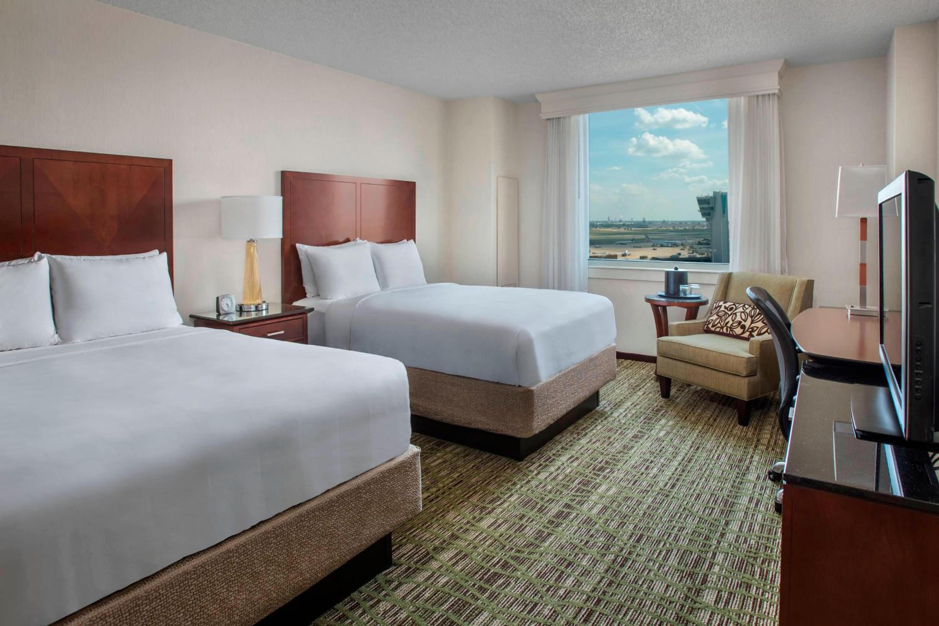 Double Room with Two Double Beds and Airport View - Photo 1