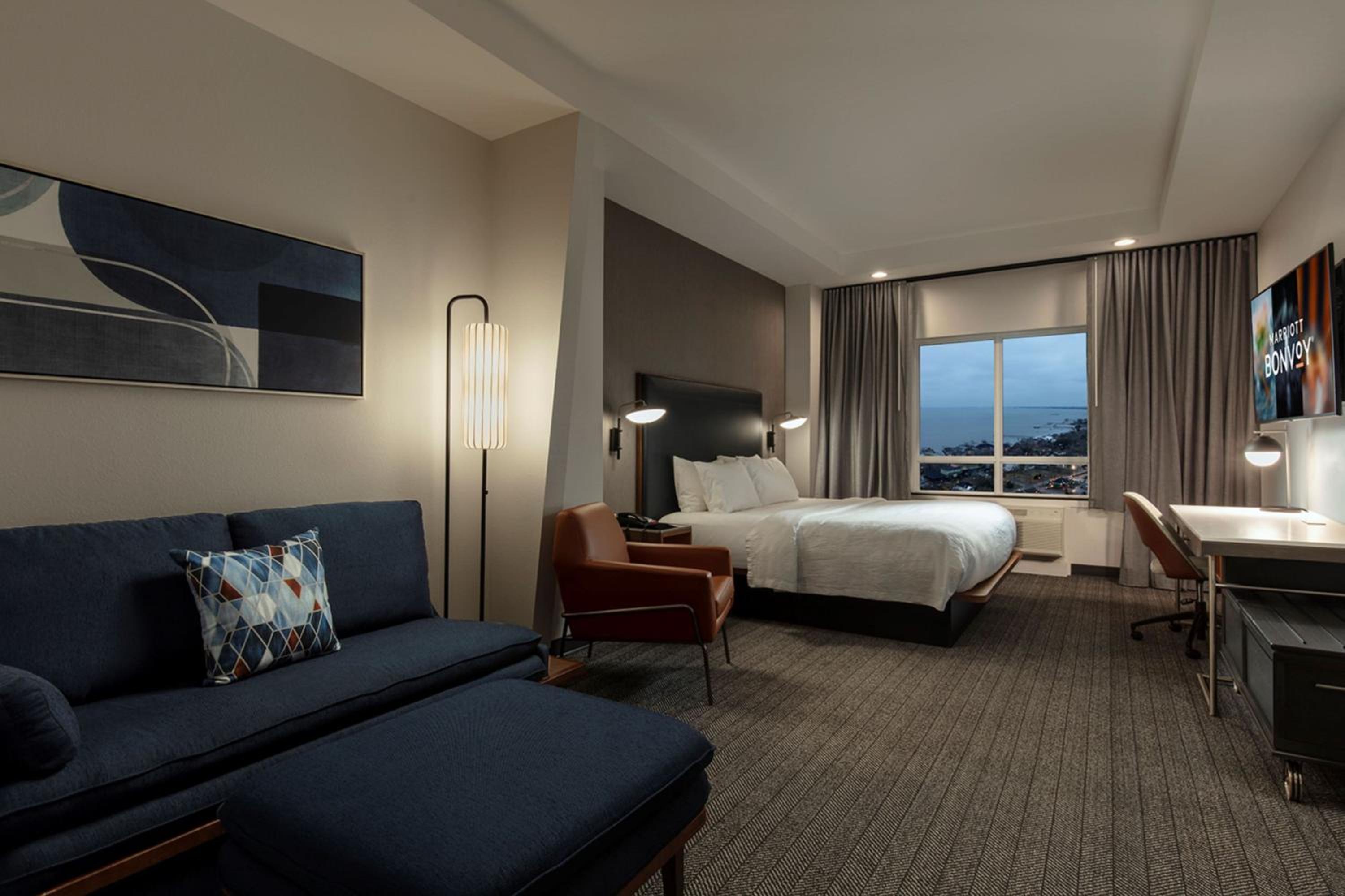 Executive King Suite with Sofa Bed - Photo 2