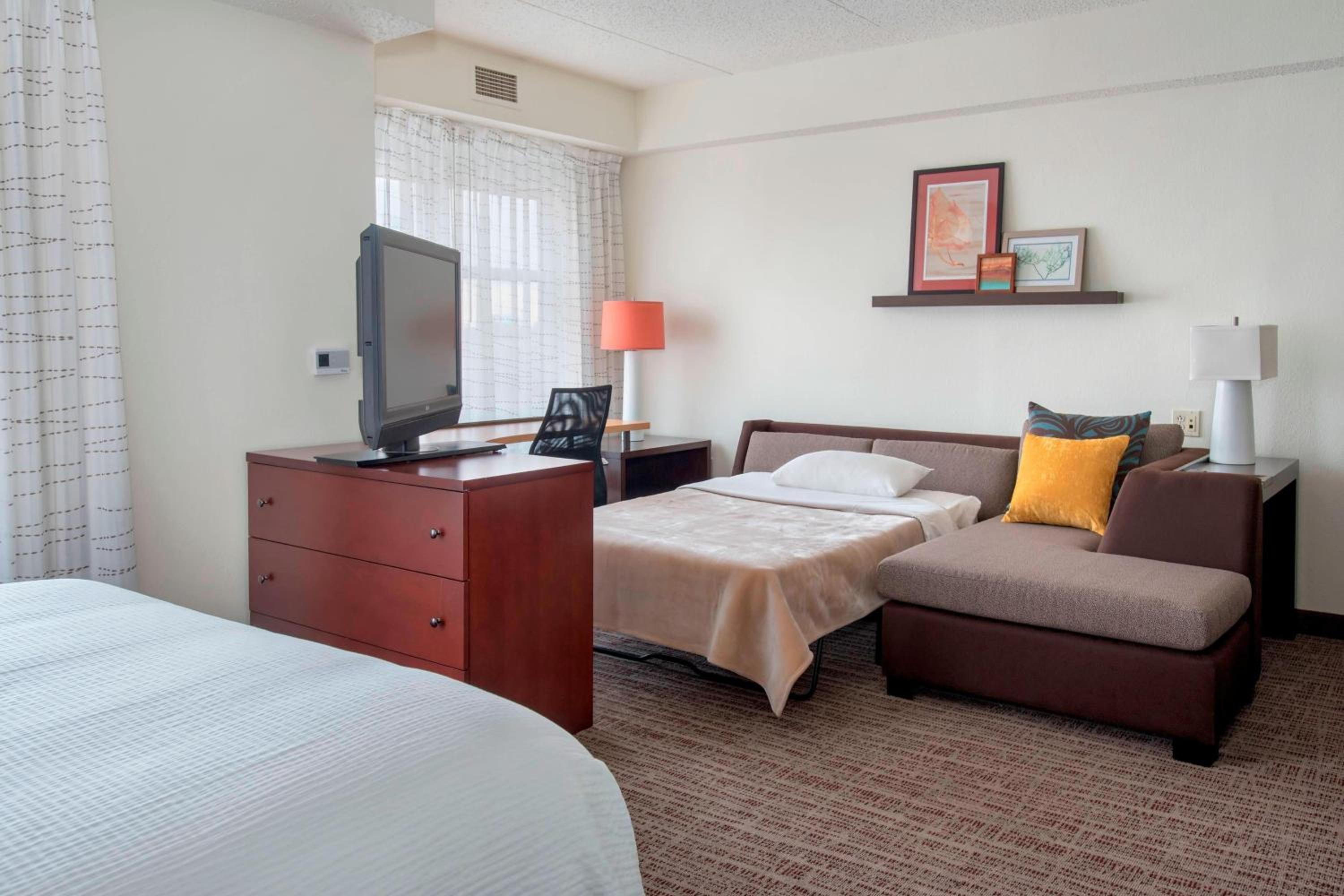One-Bedroom Queen Suite with Sofa Bed - Photo 4