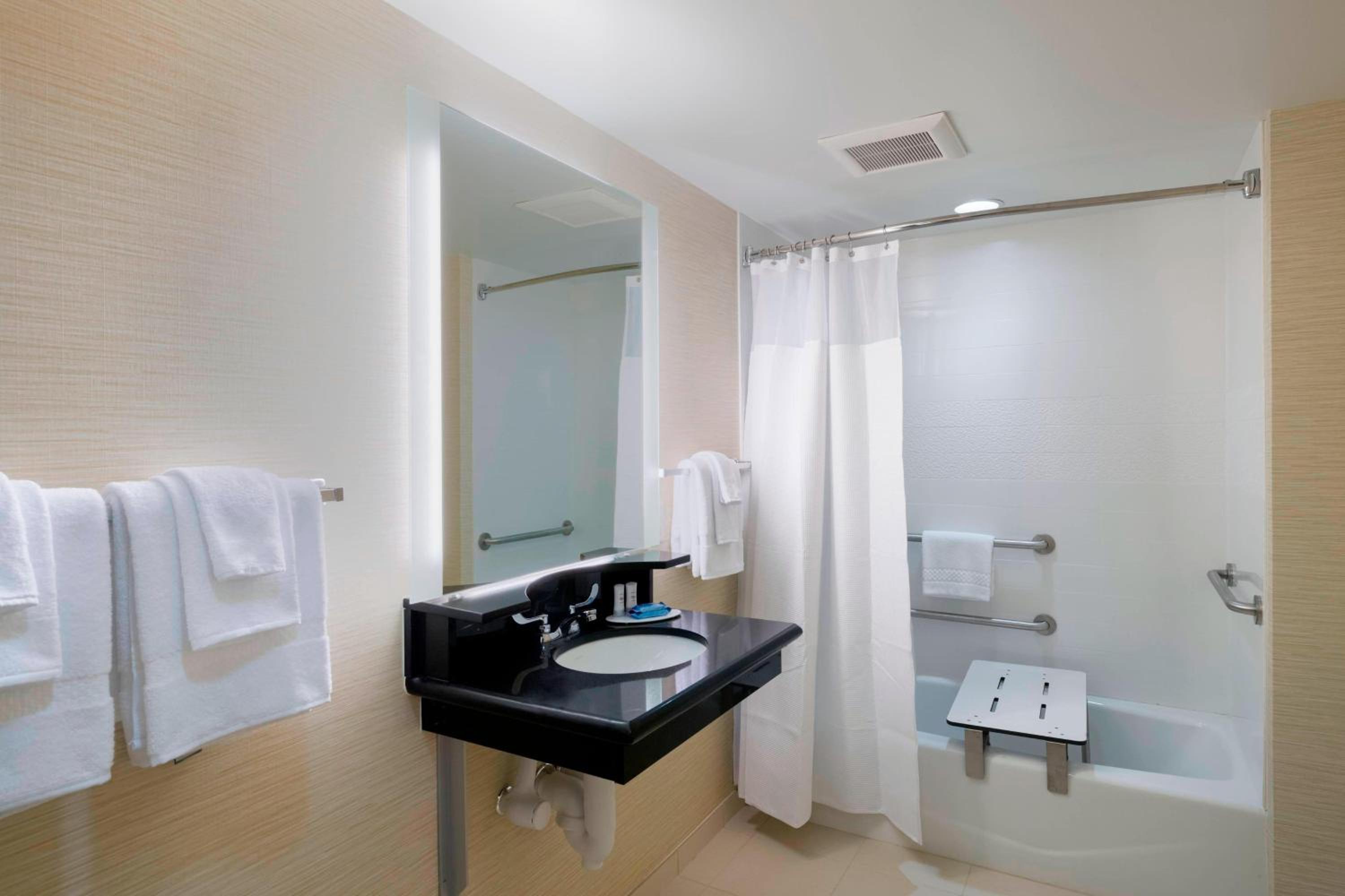 Standard Double Queen Room - Photo 4