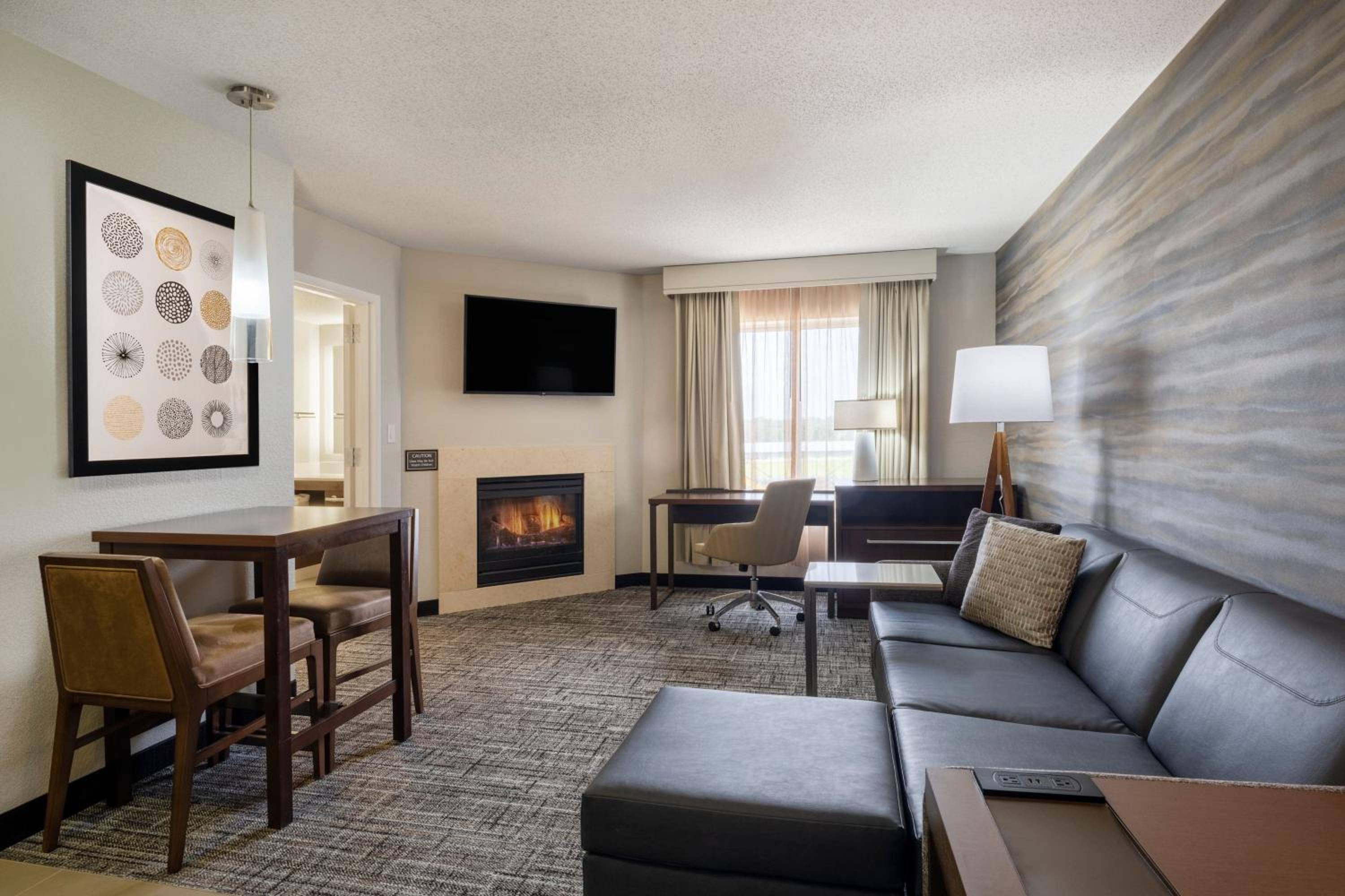 One-Bedroom King Suite with Sofa Bed photo 3