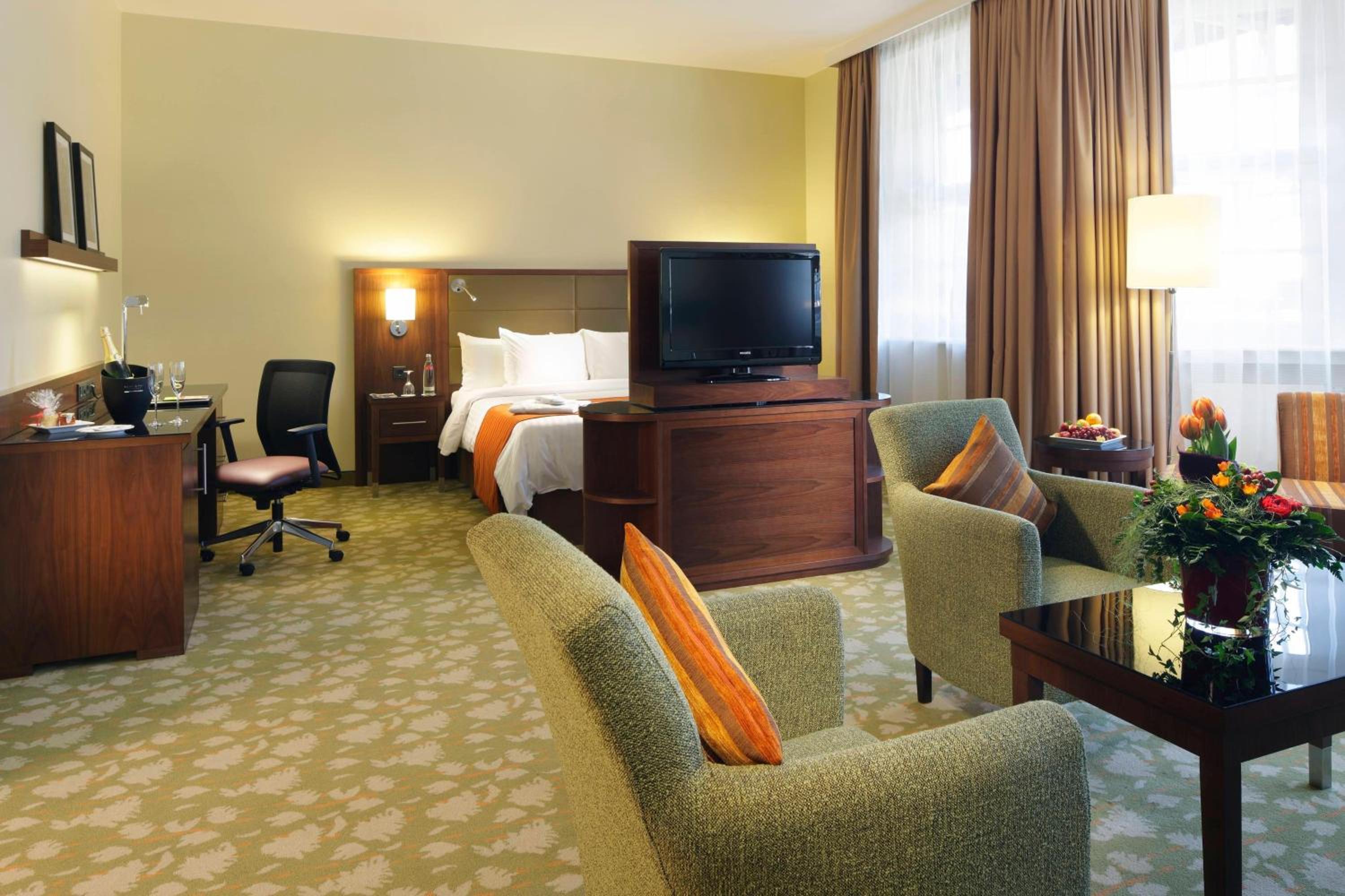Superior Room, Guest room, 1 King, Lloyd Building - Photo 5