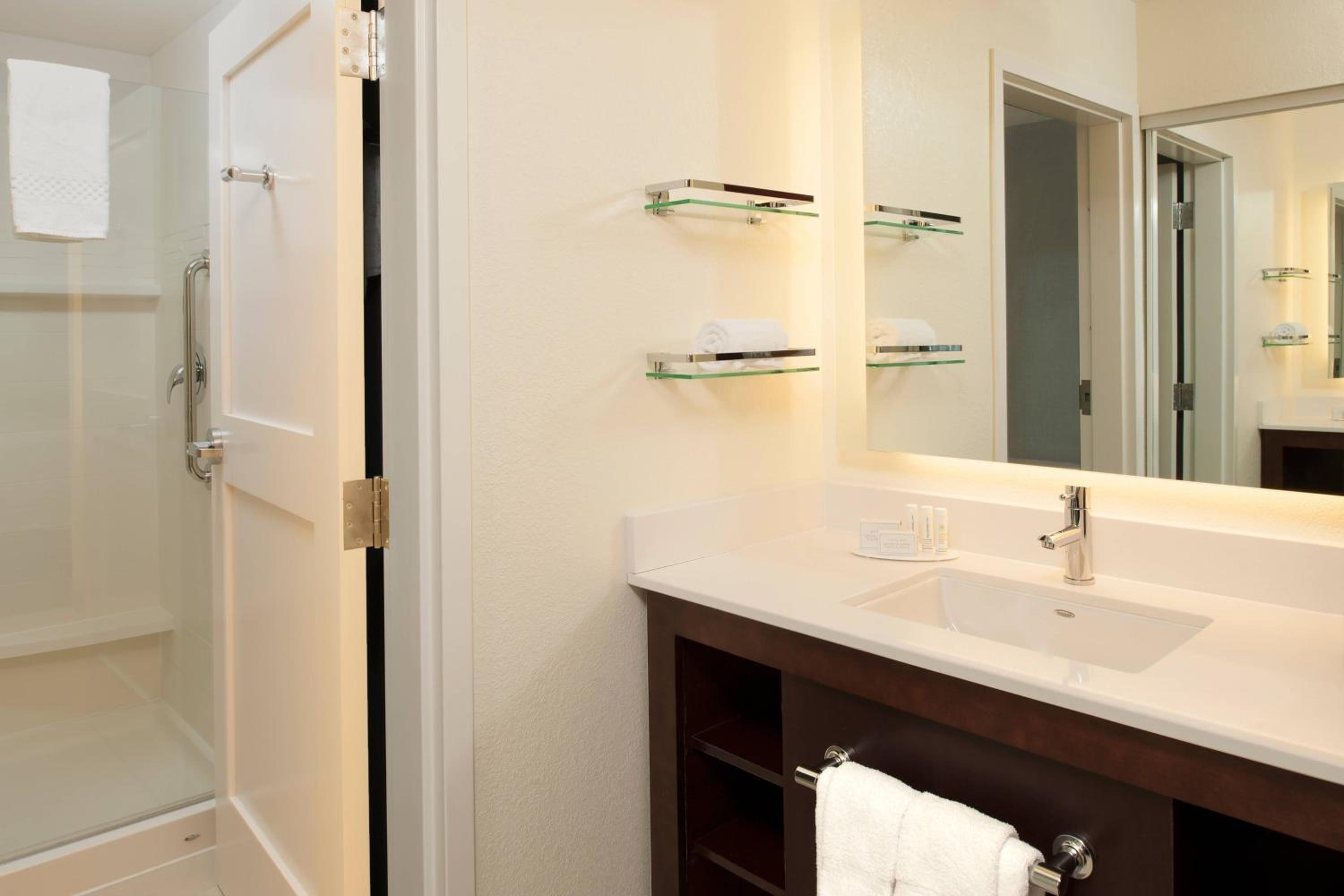 Two-Bedroom Suite with Adapted Tub - Mobility and Hearing Accessible photo 3