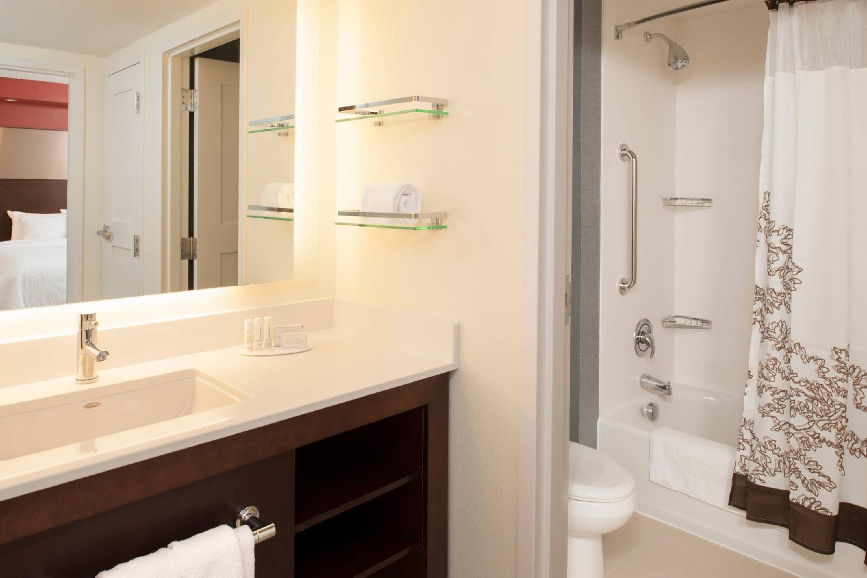 Two-Bedroom Suite with Roll-in Shower - Mobility and Hearing Accessible photo 3