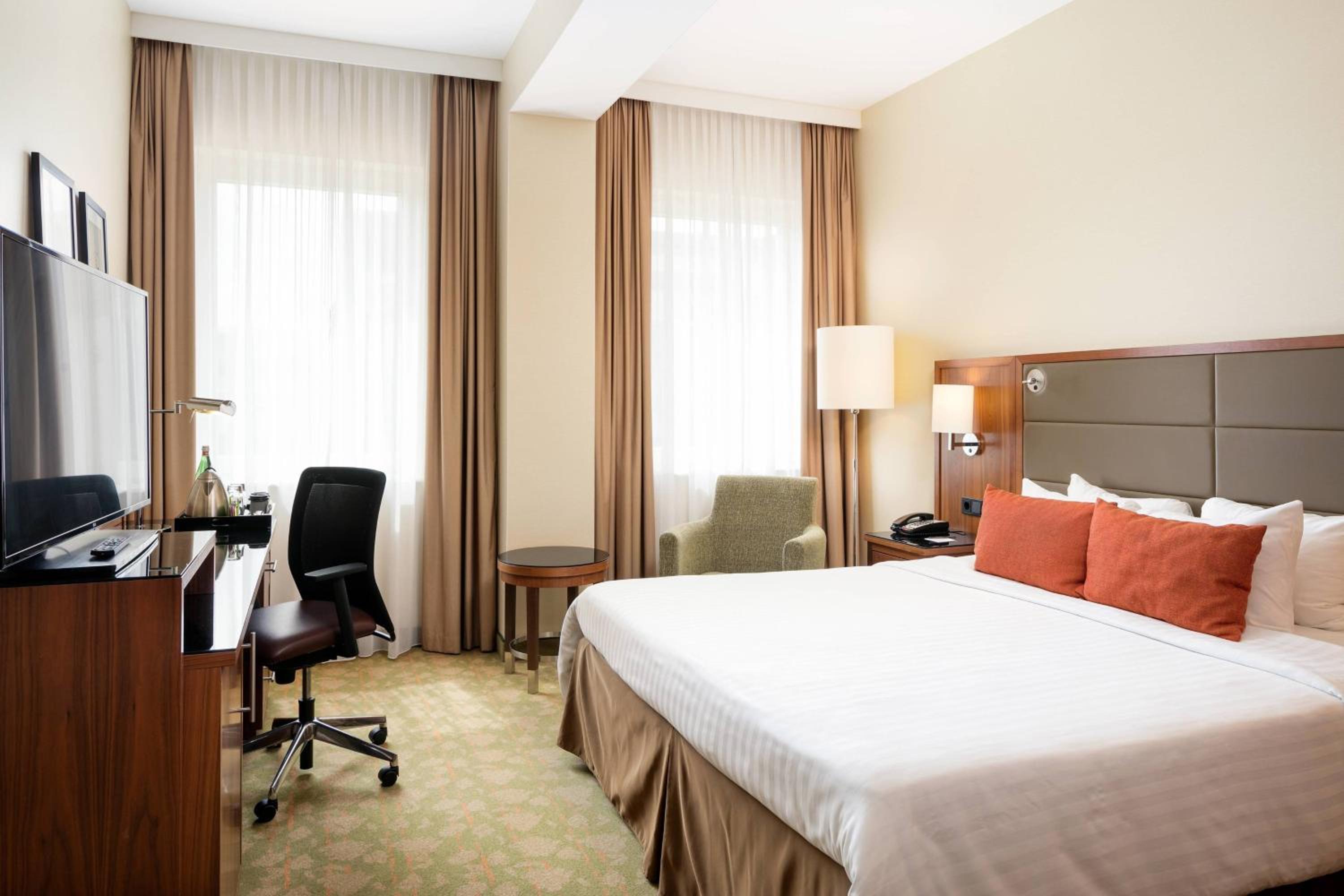 Comfort Room, Guest Room, 1 King, Lloyd Building - Photo 1