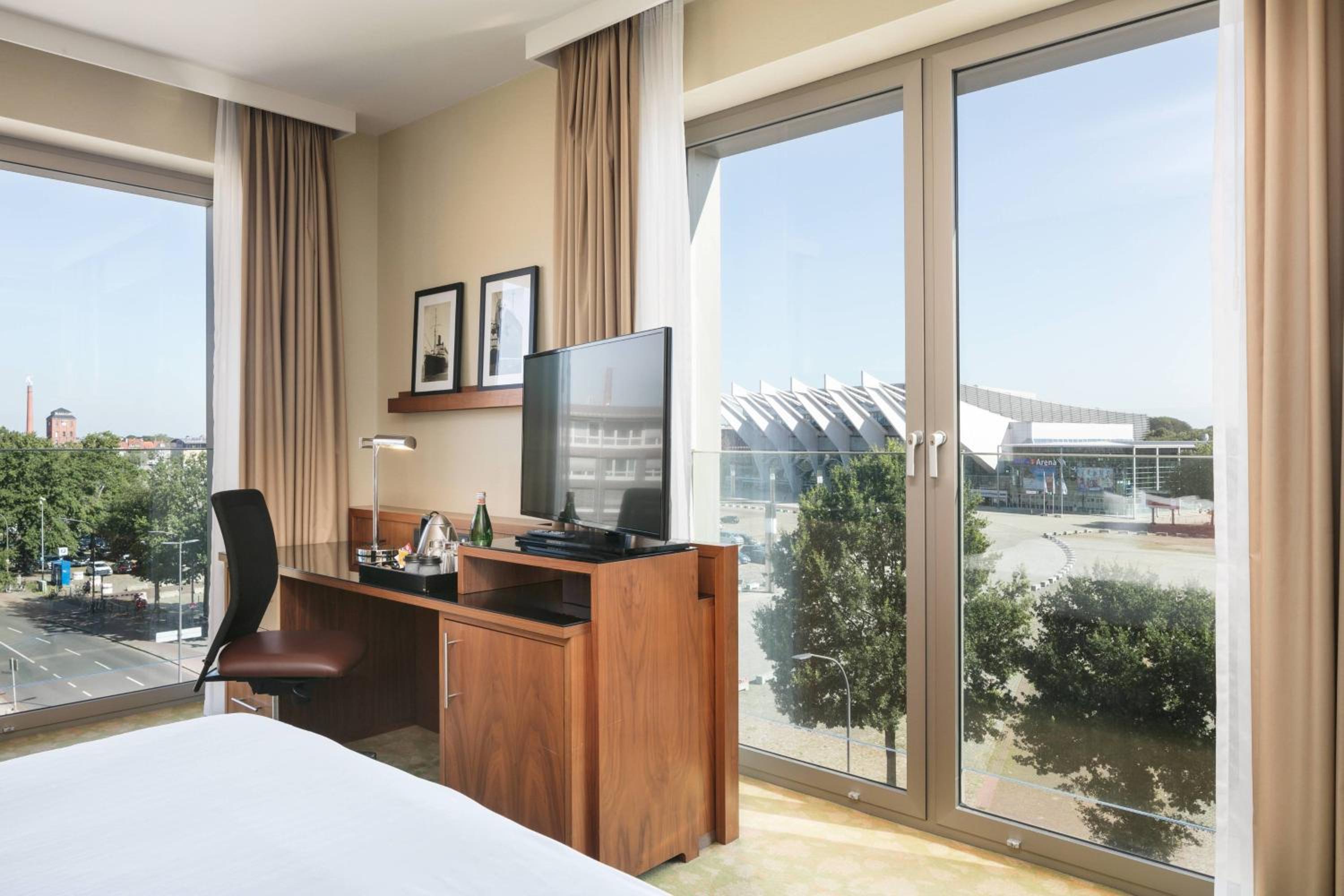 Business Room, Guest room, 1 King, Conference Building - Photo 2