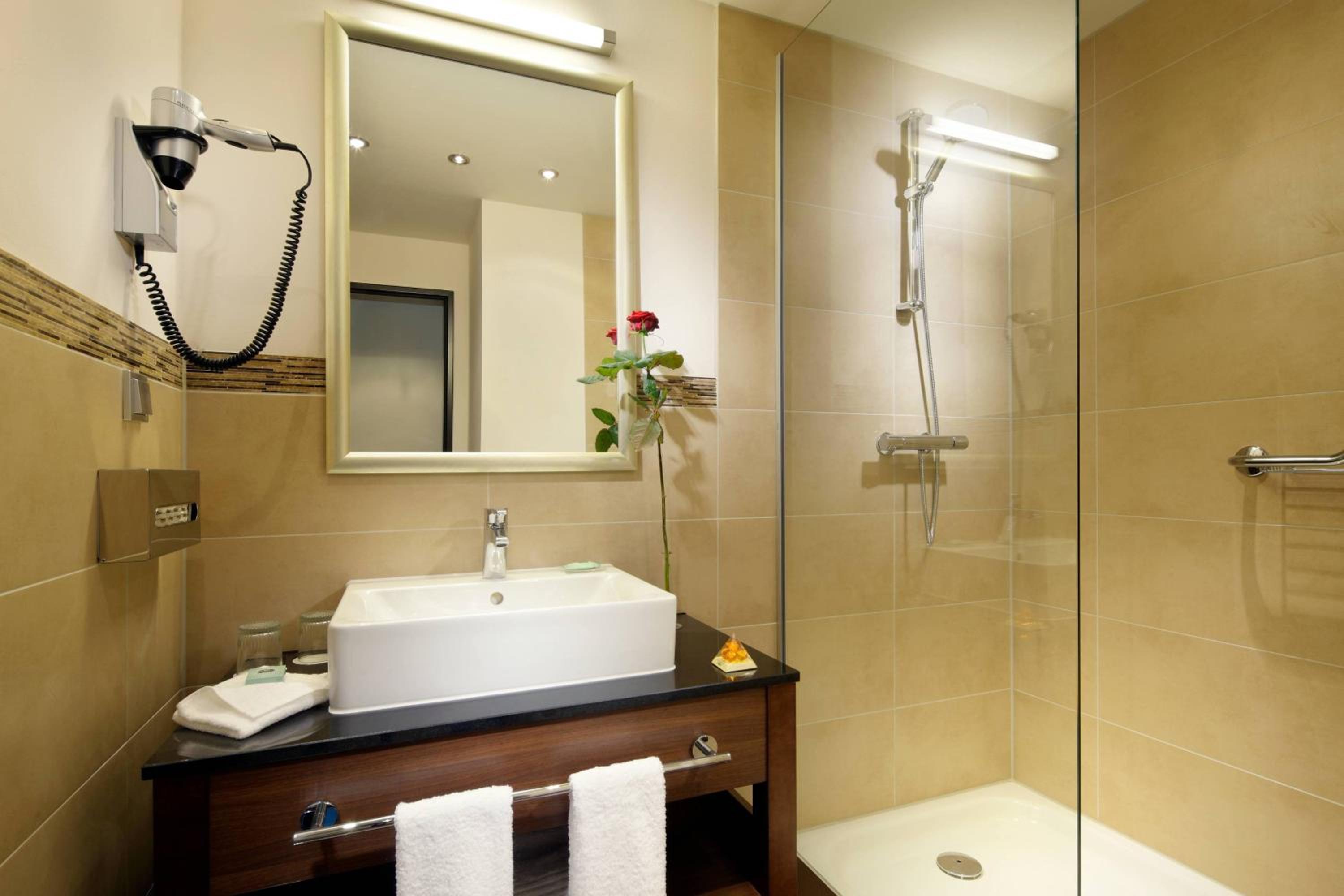 Business Room, Guest room, 1 King, Conference Building - Photo 3