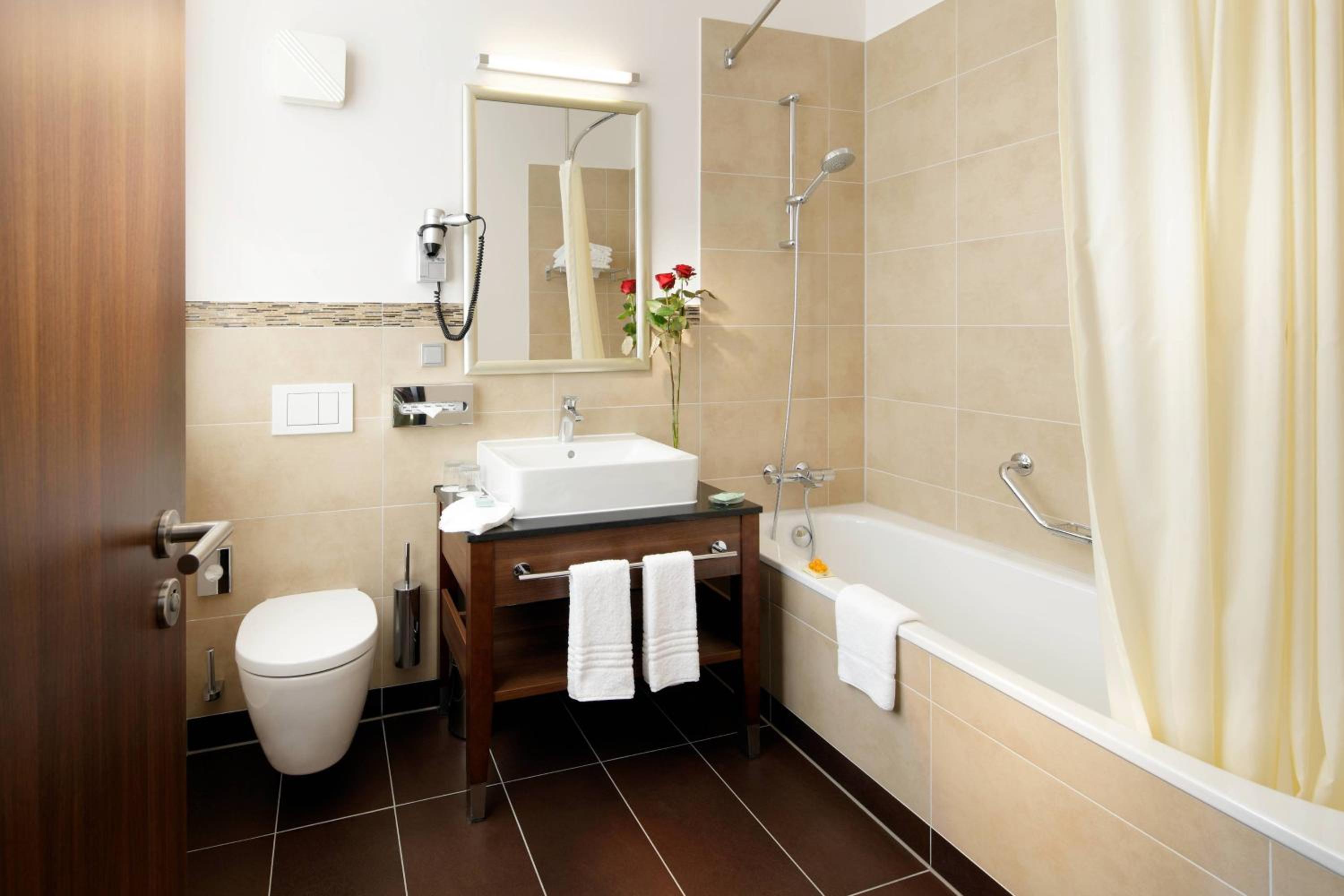 Comfort Room, Guest room, 2 Queen, Lloyd Building  - Photo 2