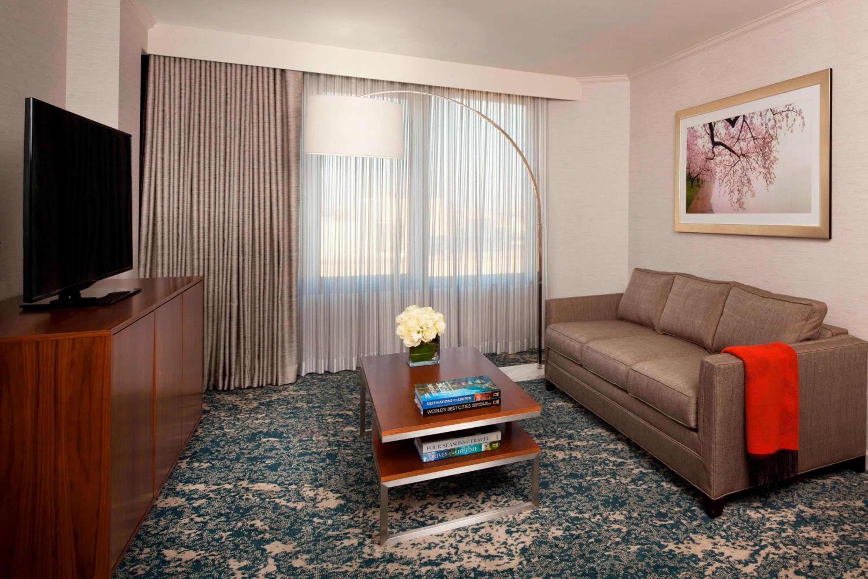 Suite, Suite, 1 King, Sofa bed, Atrium view - Photo 5