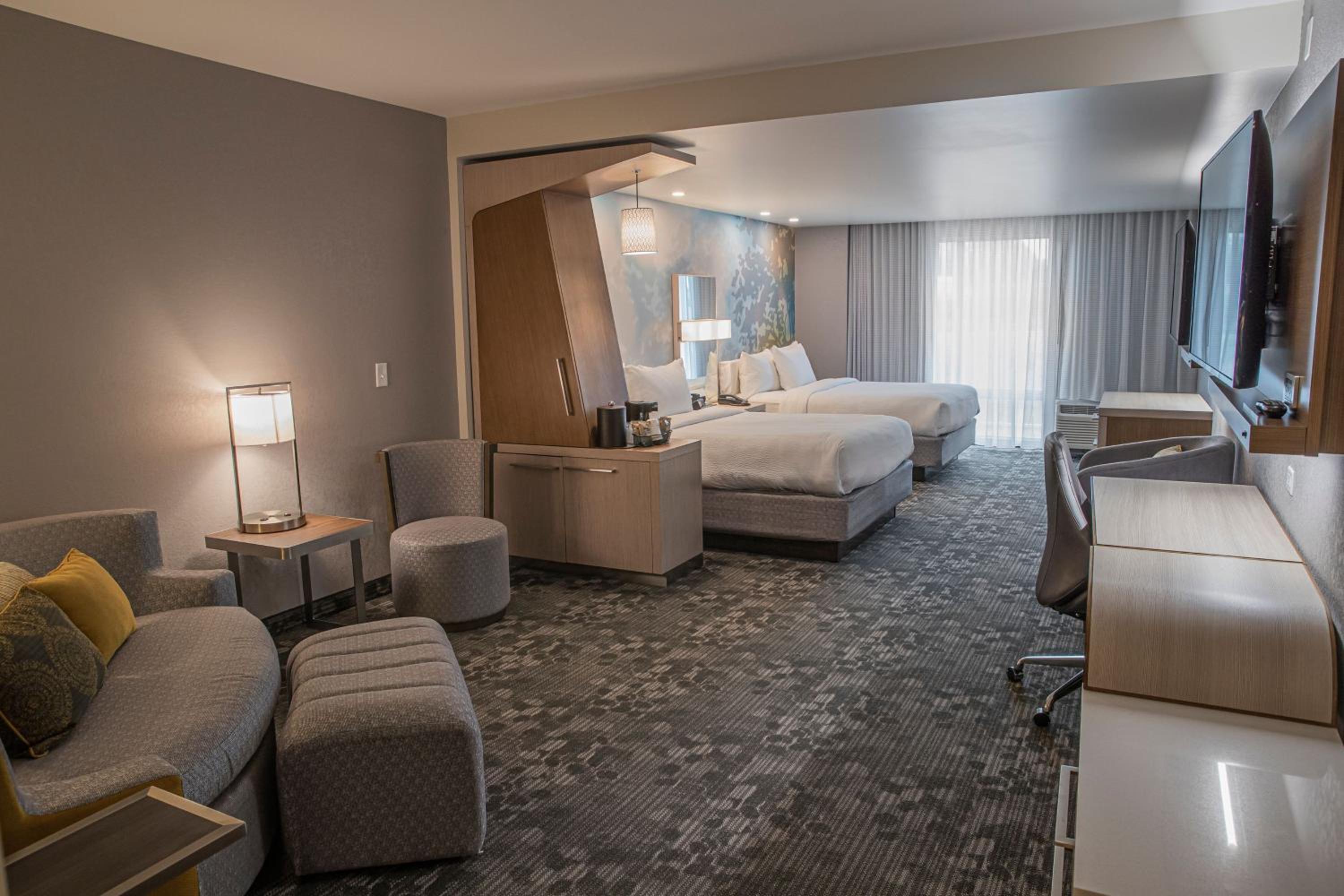 Queen Room with Two Queen Beds and Sofa Bed - Hearing Accessible - Photo 2