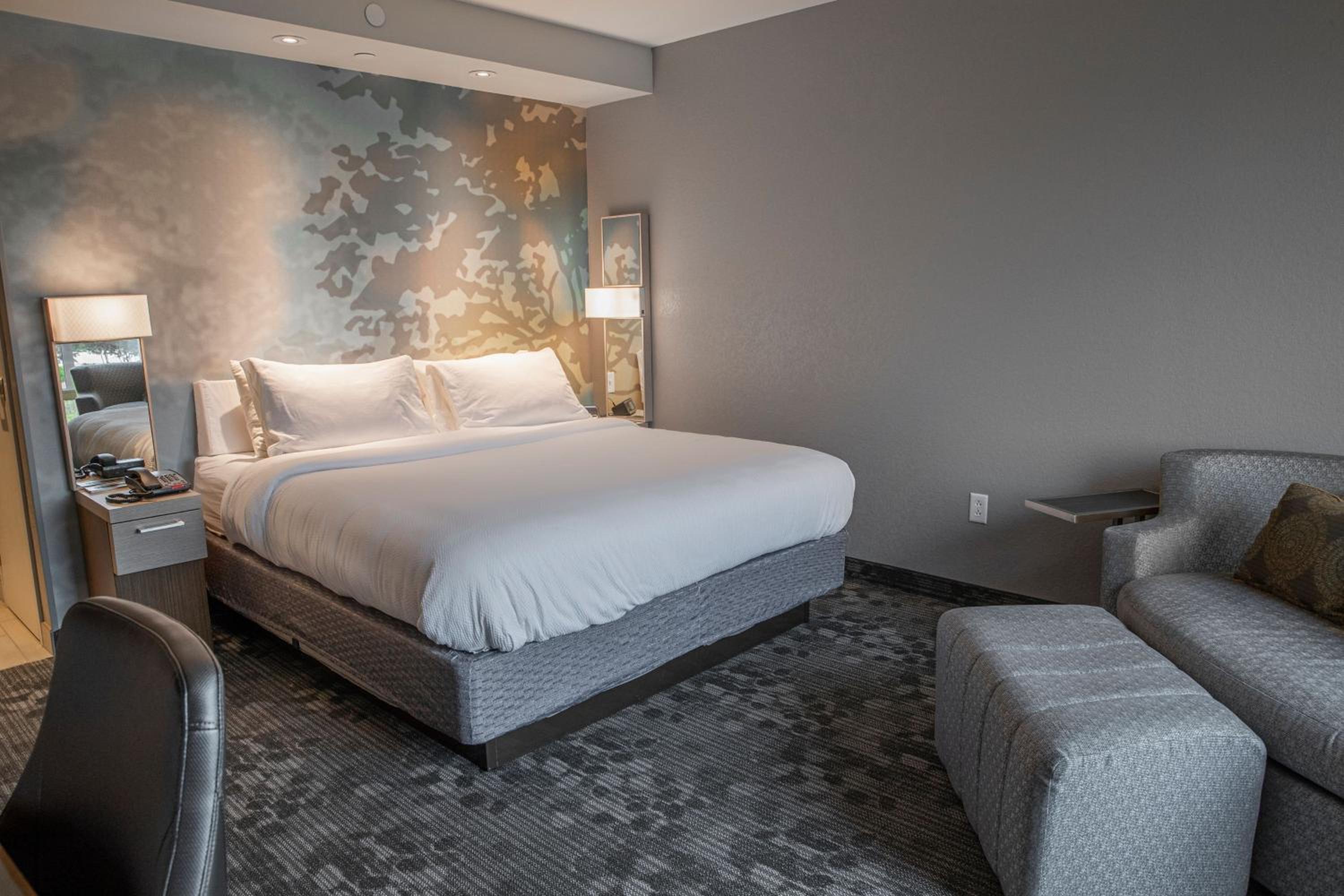 King Guest Room with Sofa Bed - Photo 5
