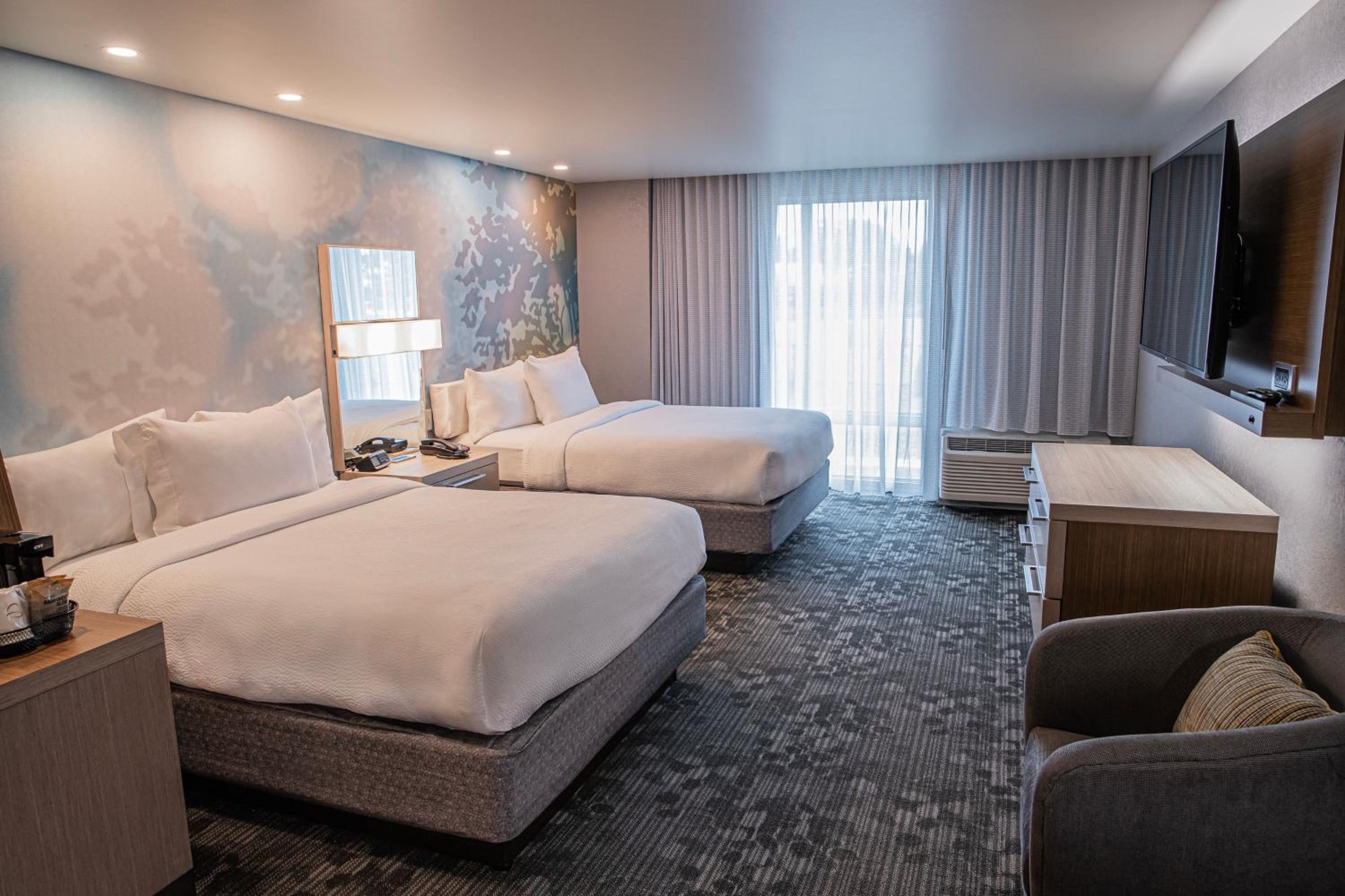 Queen Room with Two Queen Beds and Sofa Bed - Hearing Accessible - Photo 4