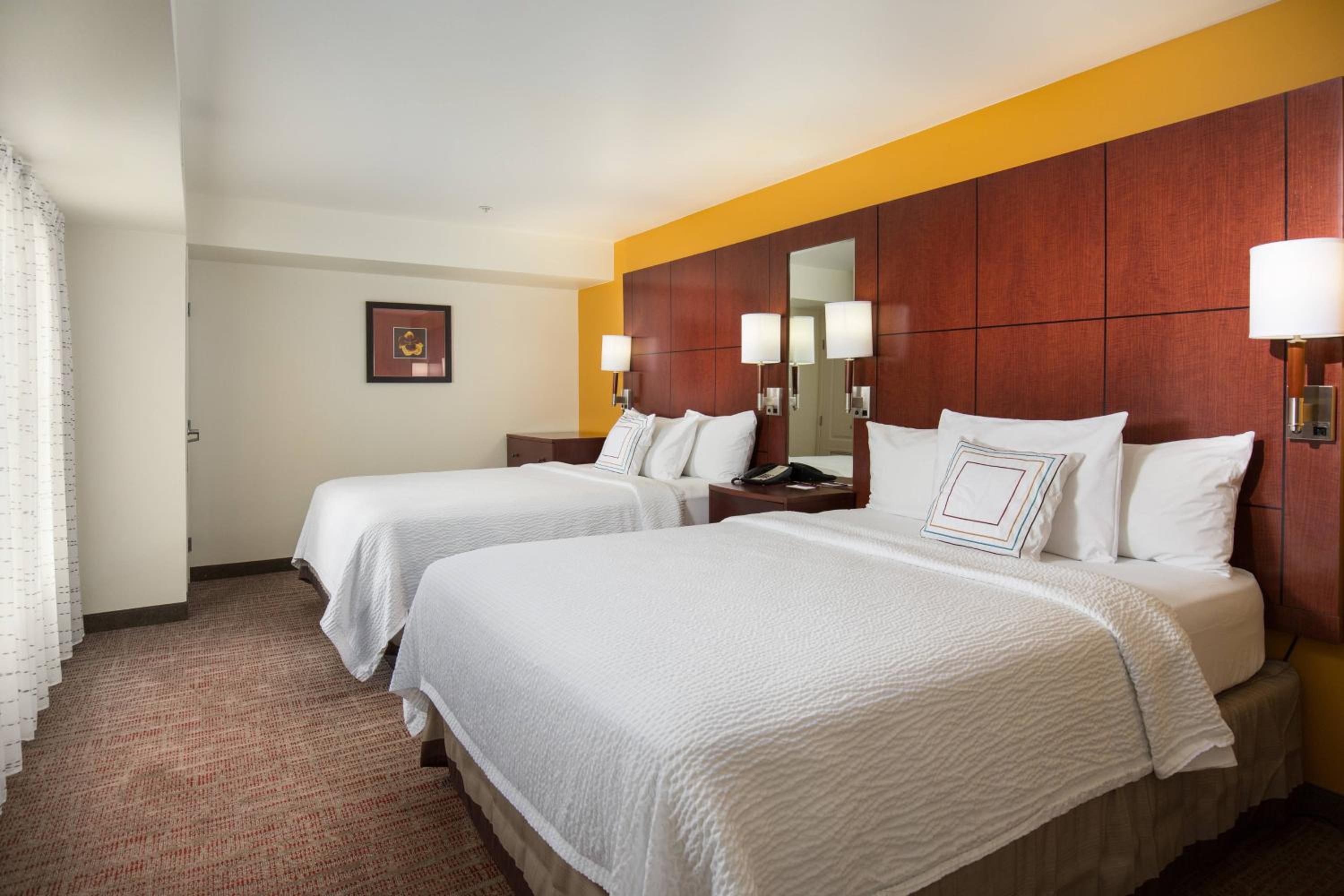One-Bedroom Suite with Two Queen Beds and Sofa Bed photo 2