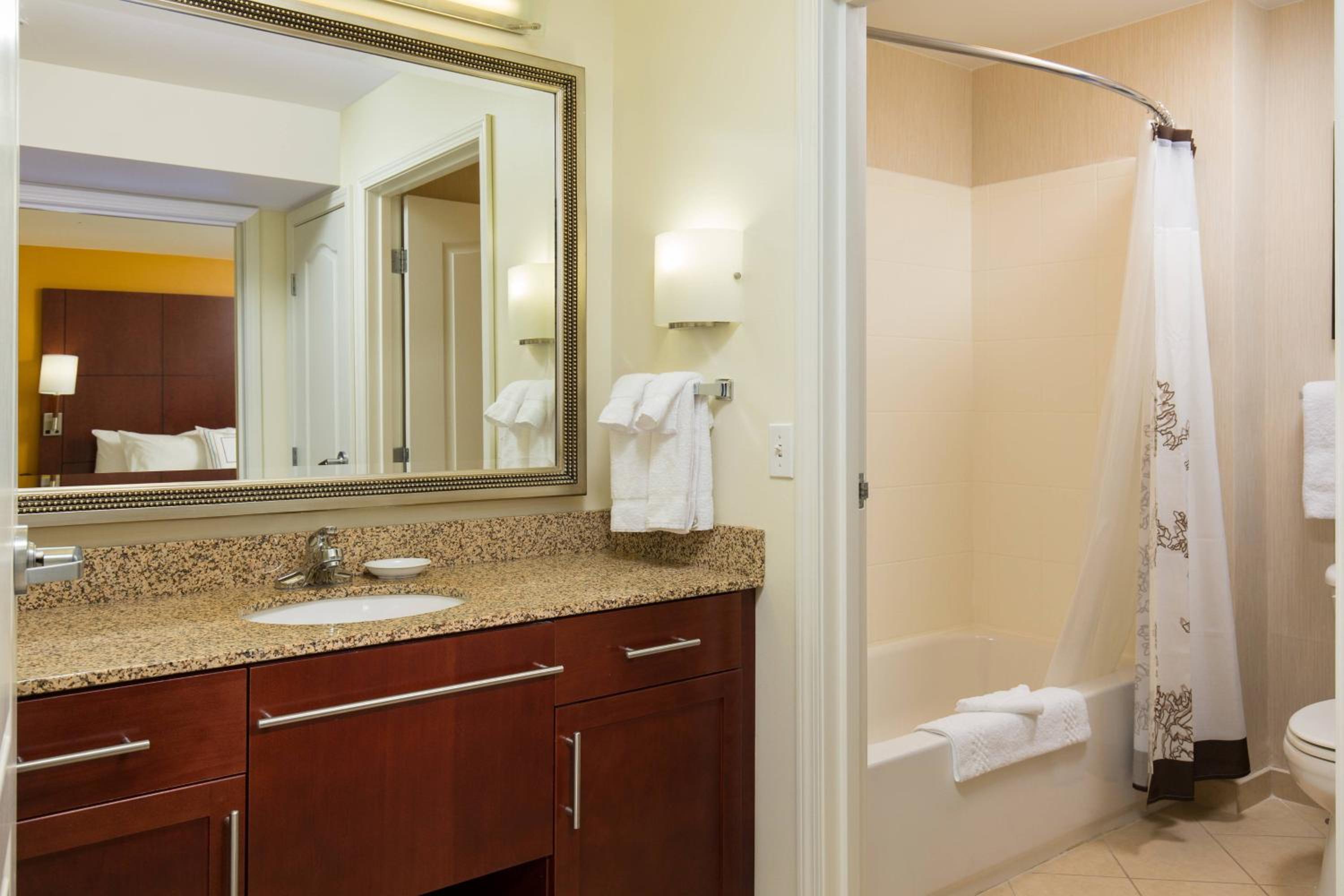 One-Bedroom King Suite with Sofa Bed and Fireplace - Photo 4