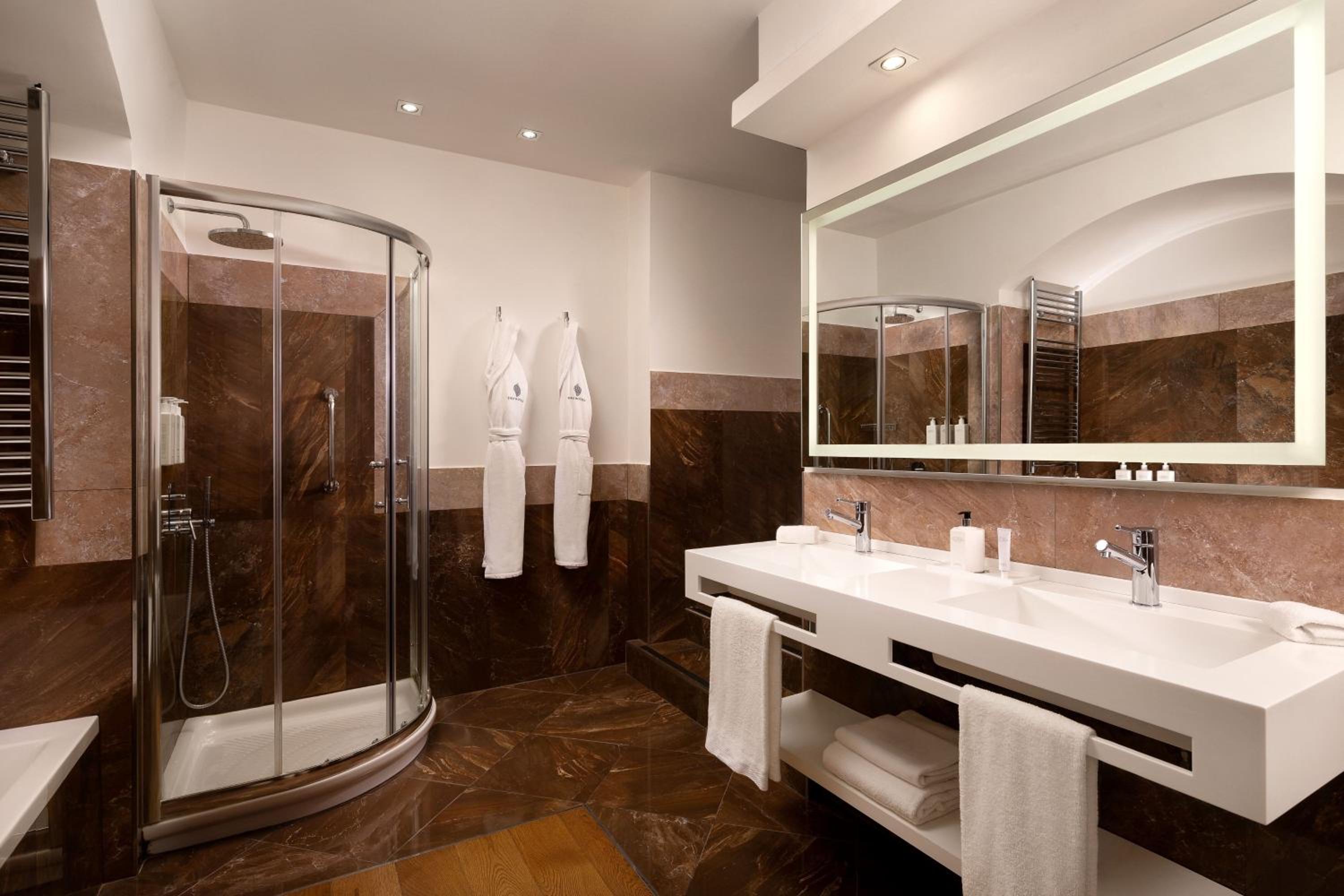 Deluxe, Guest room, 1 King - Photo 4