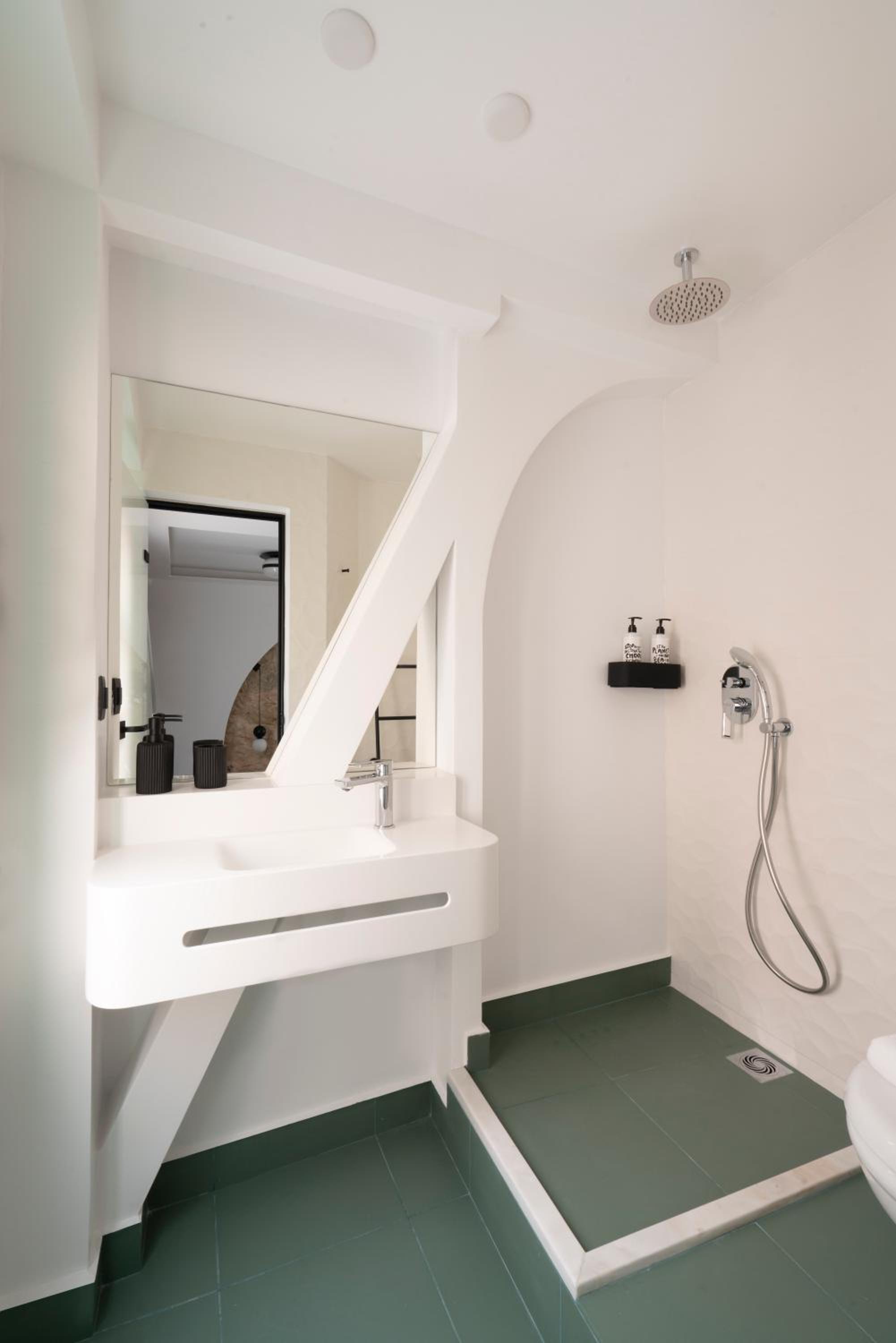 Triple Room with Private Bathroom - Photo 9