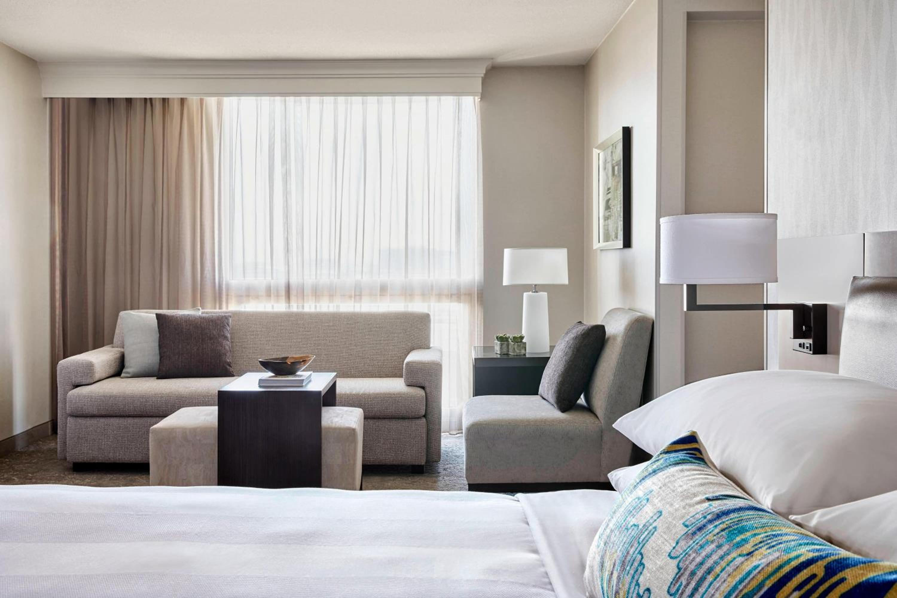 Larger Guest room, 1 King, Sofa bed, Corner room thumbnail 6