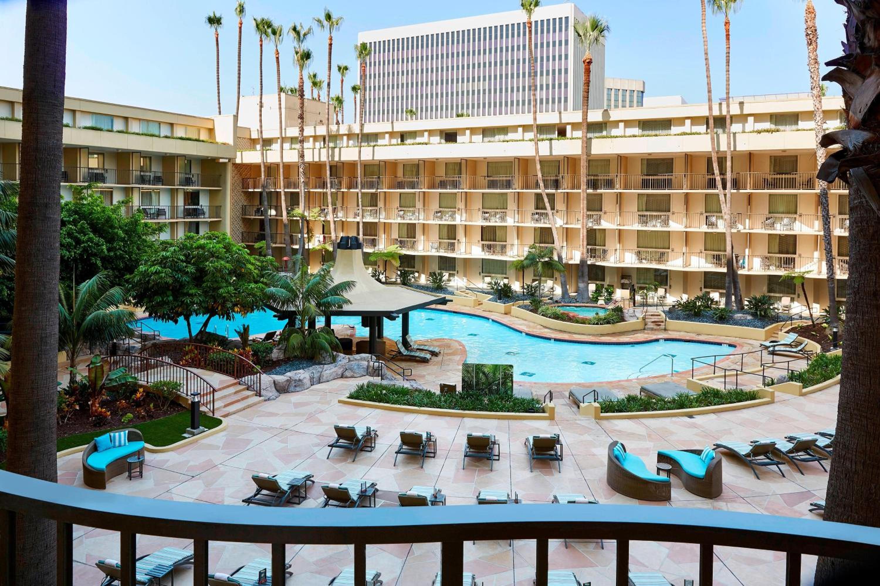 Guest room, 1 King, Pool view thumbnail 5