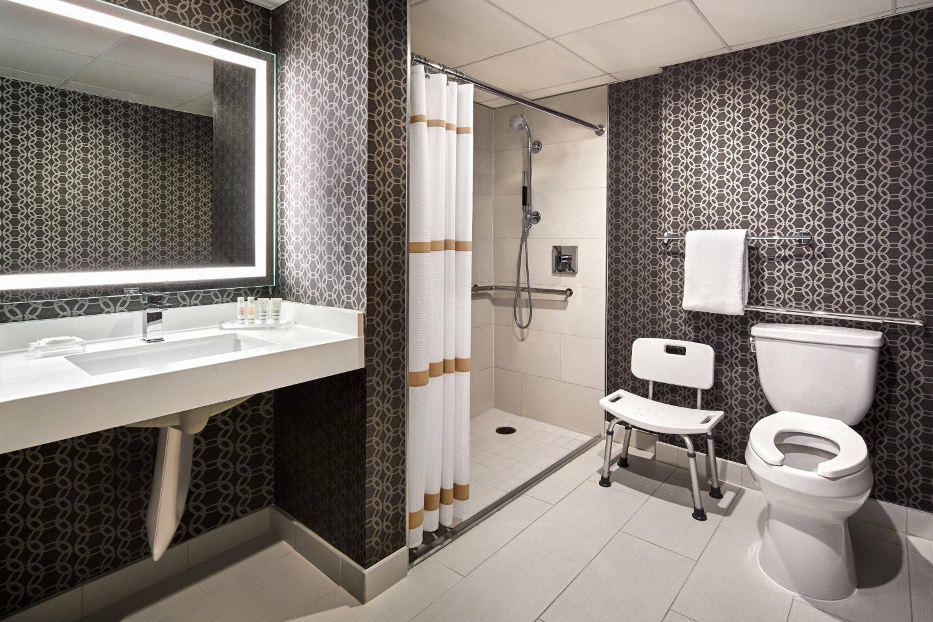 King Room with Roll-in Shower - Mobility Accessible thumbnail 5