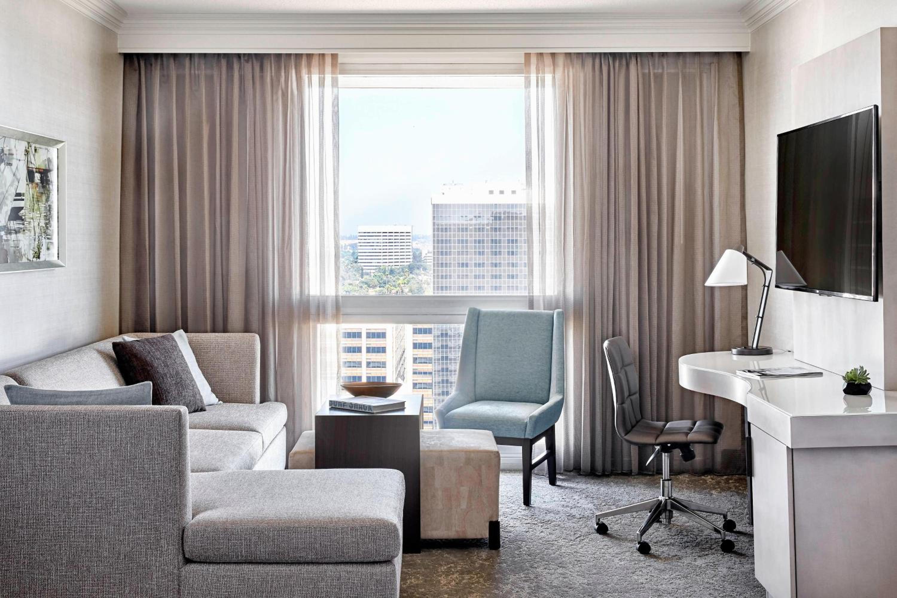One-Bedroom King Suite with Sofa Bed and Lounge Access