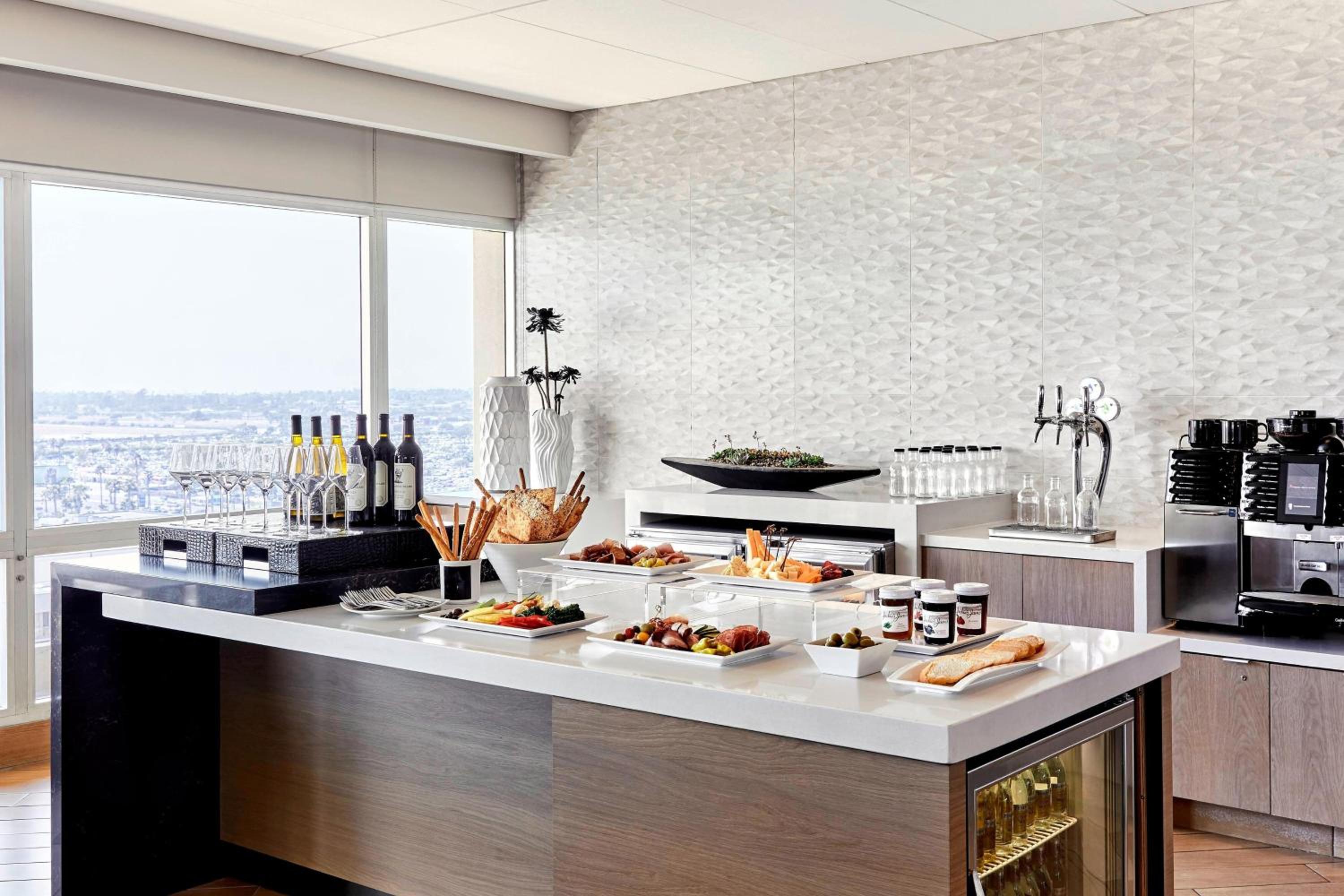 M Club Level, M Club lounge access, Guest room, 1 King