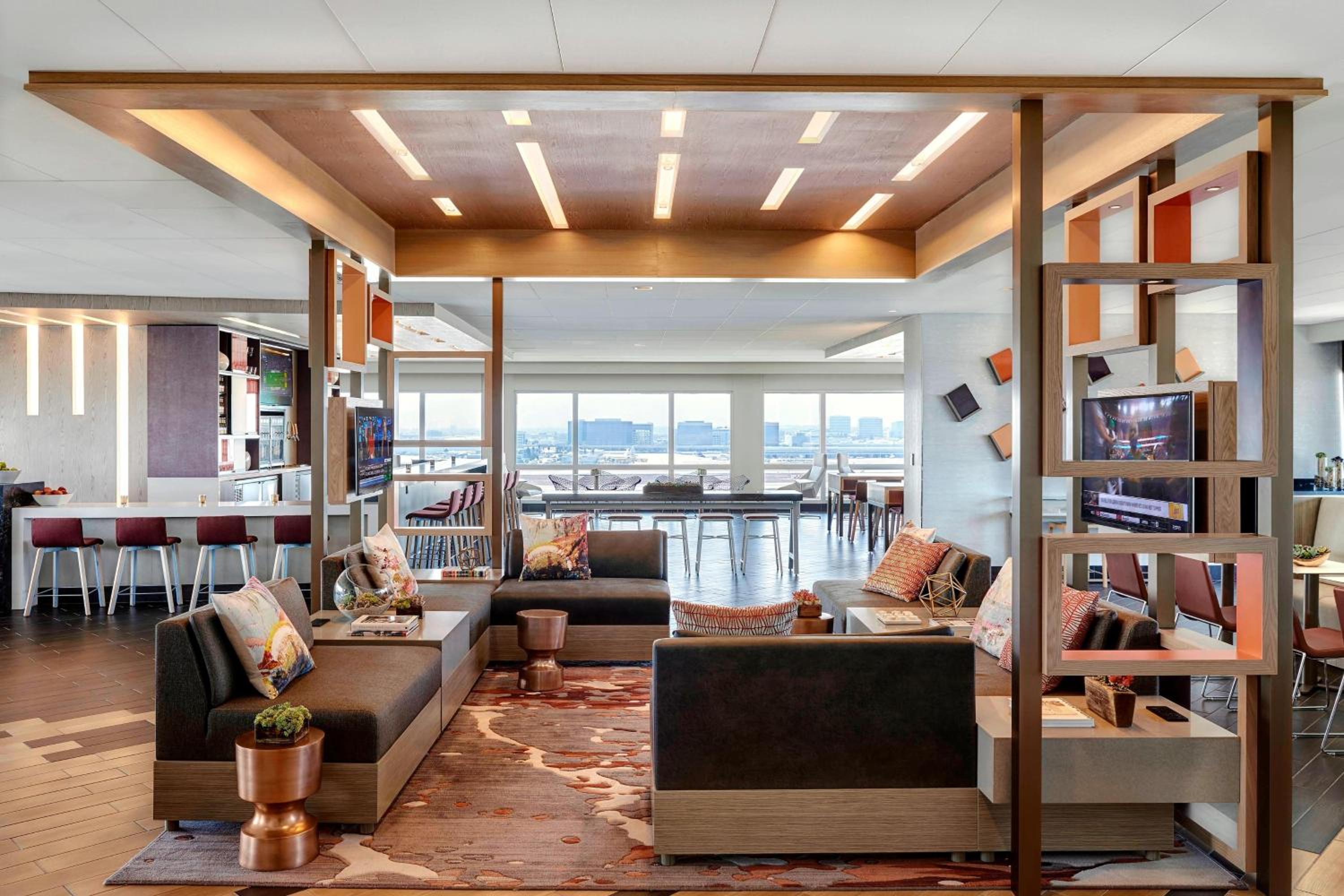 M Club Level, M Club lounge access, Guest room, 1 King thumbnail 6