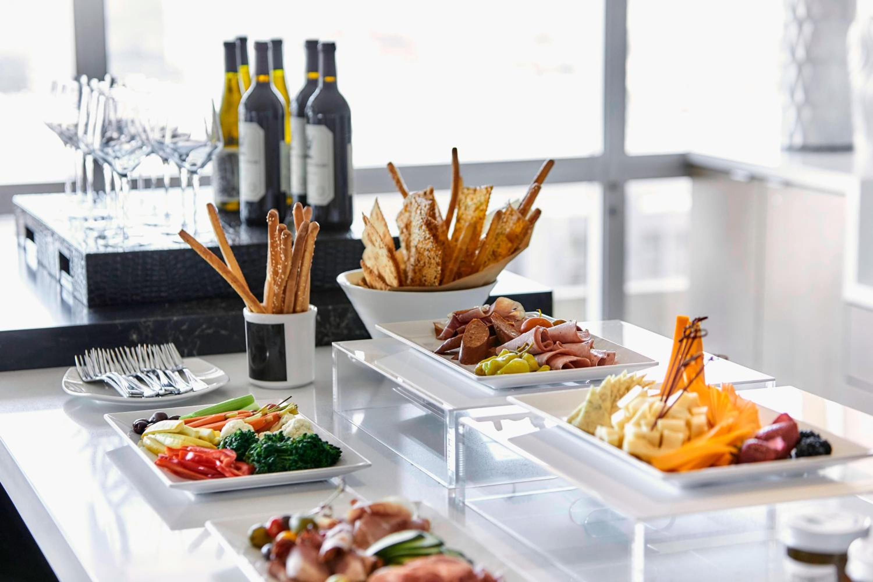 M Club Level, M Club lounge access, Guest room, 1 King