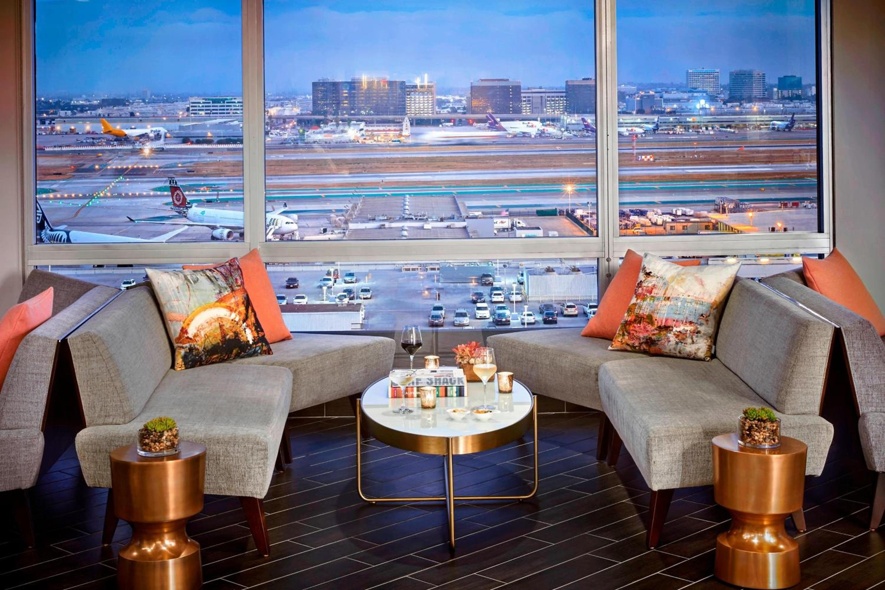 M Club Level, M Club lounge access, Guest room, 1 King