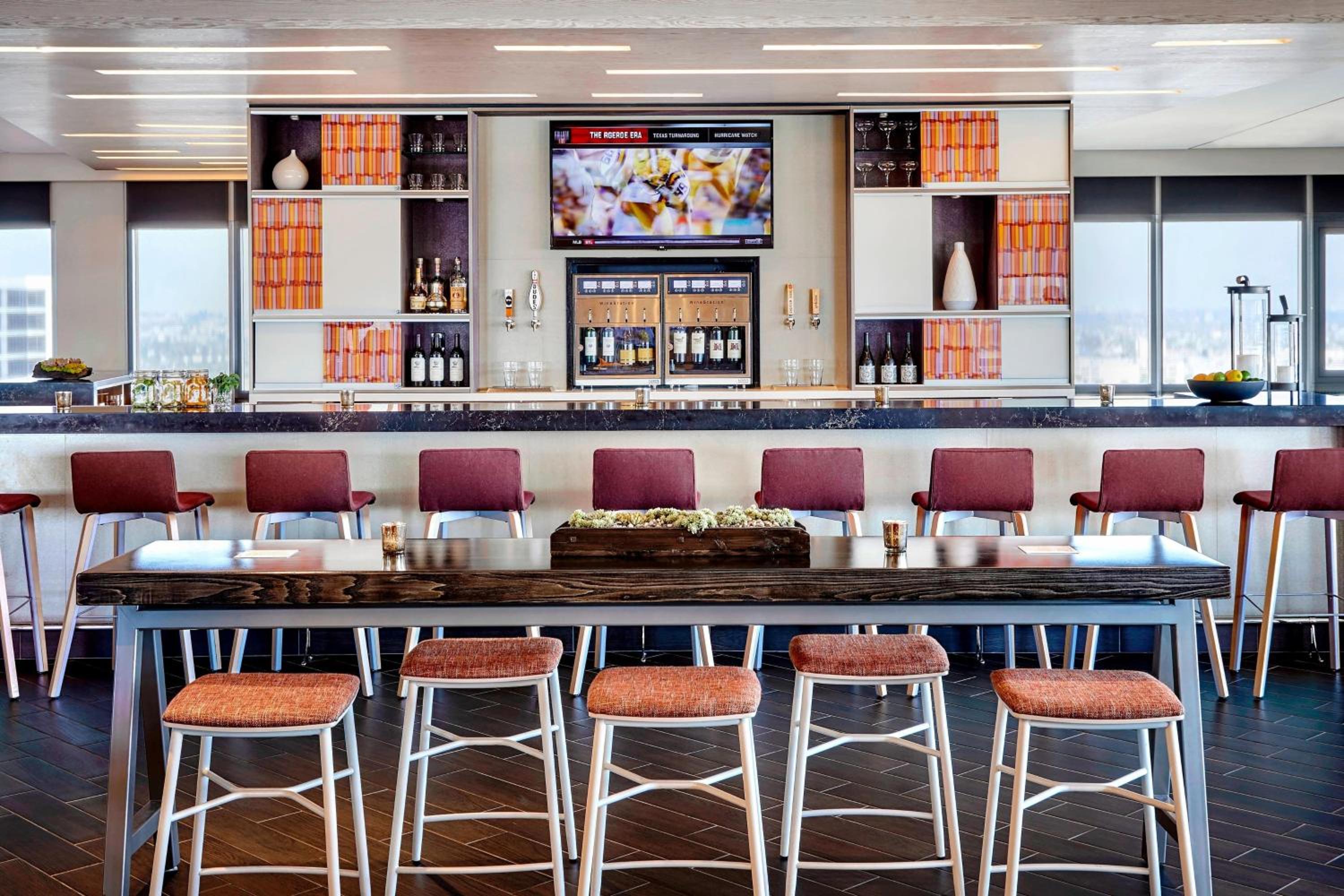 M Club Level, M Club lounge access, Guest room, 1 King thumbnail 5
