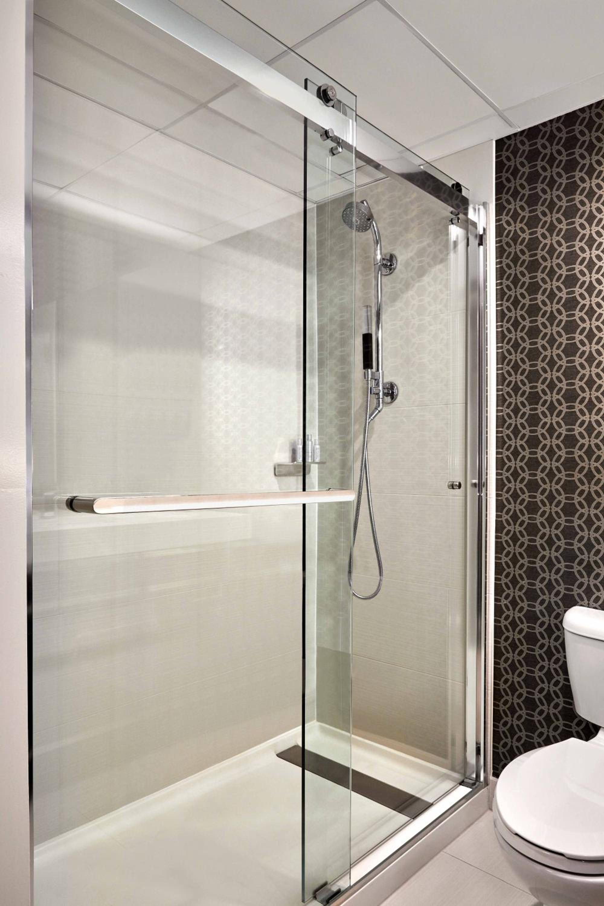 Double Room with Two Double Beds - Hearing Accessible thumbnail 5