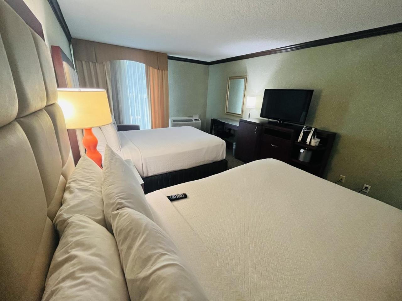 Double Room with Two Double Beds - Non-Smoking - Photo 2