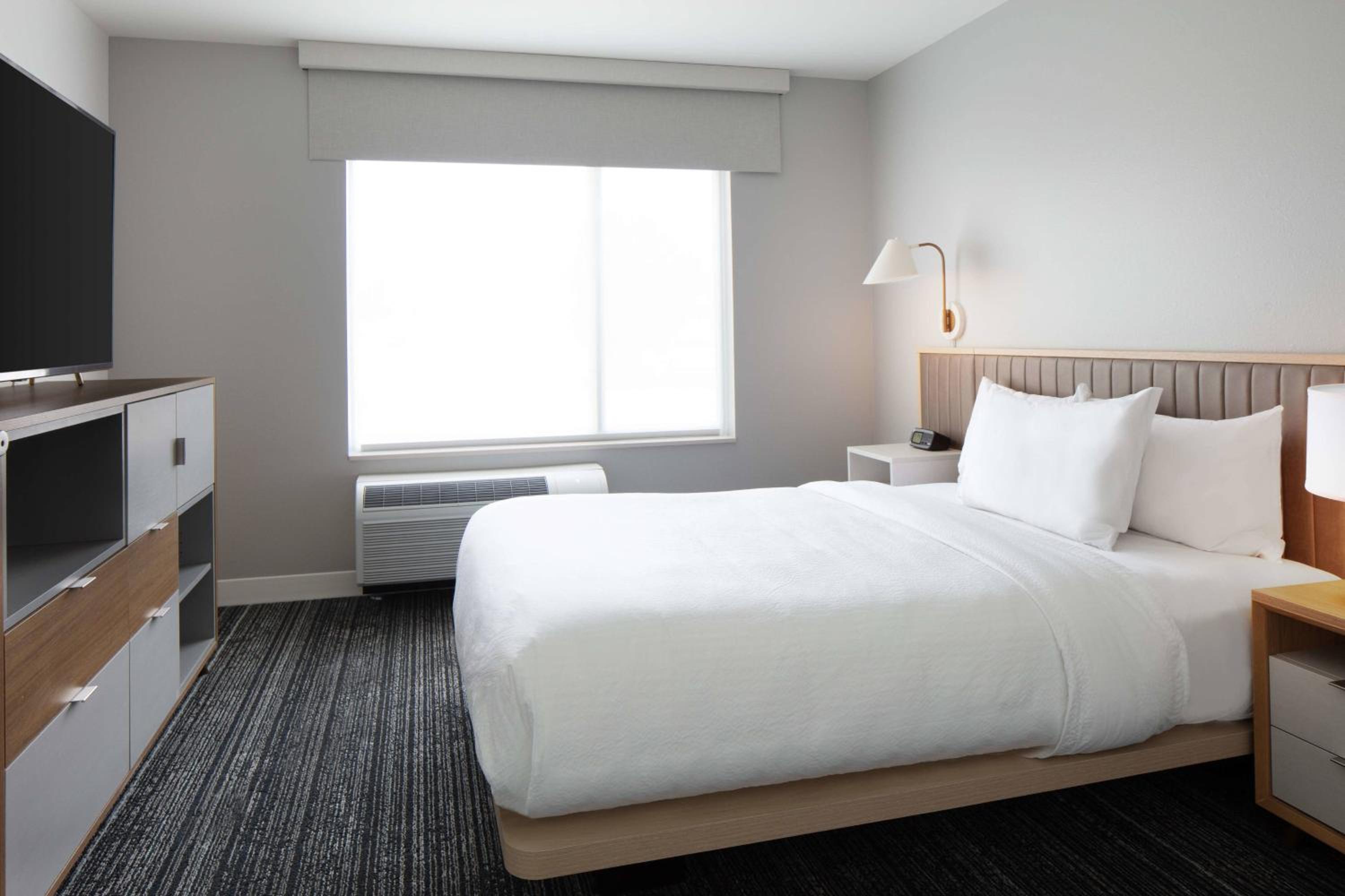 Queen Suite with Sofa Bed - Photo 6