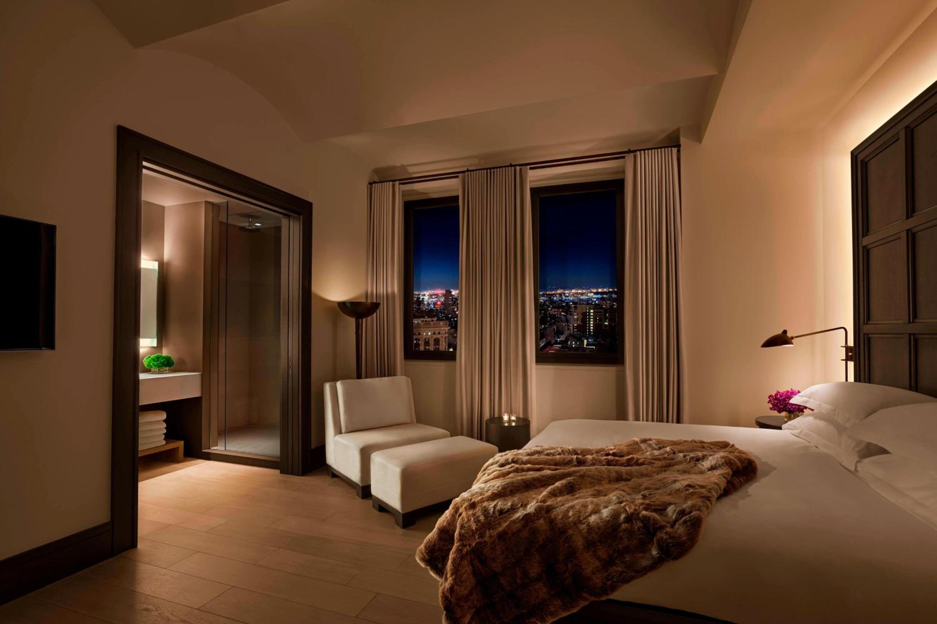 Deluxe King Room with Roll-in Shower and Empire/Madison View - Mobility Accessible/Club Lounge Access