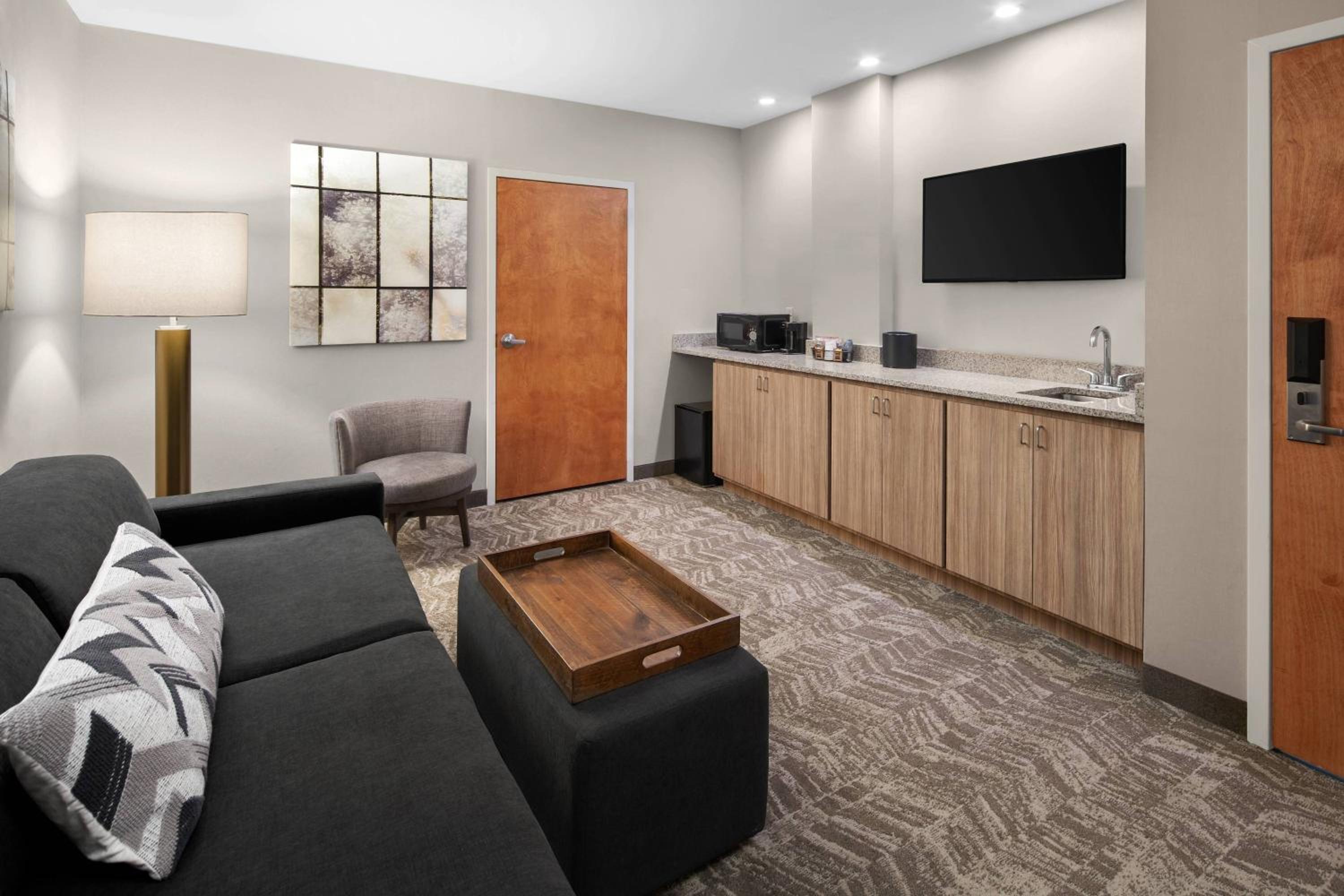 One-Bedroom Executive Suite with Patio