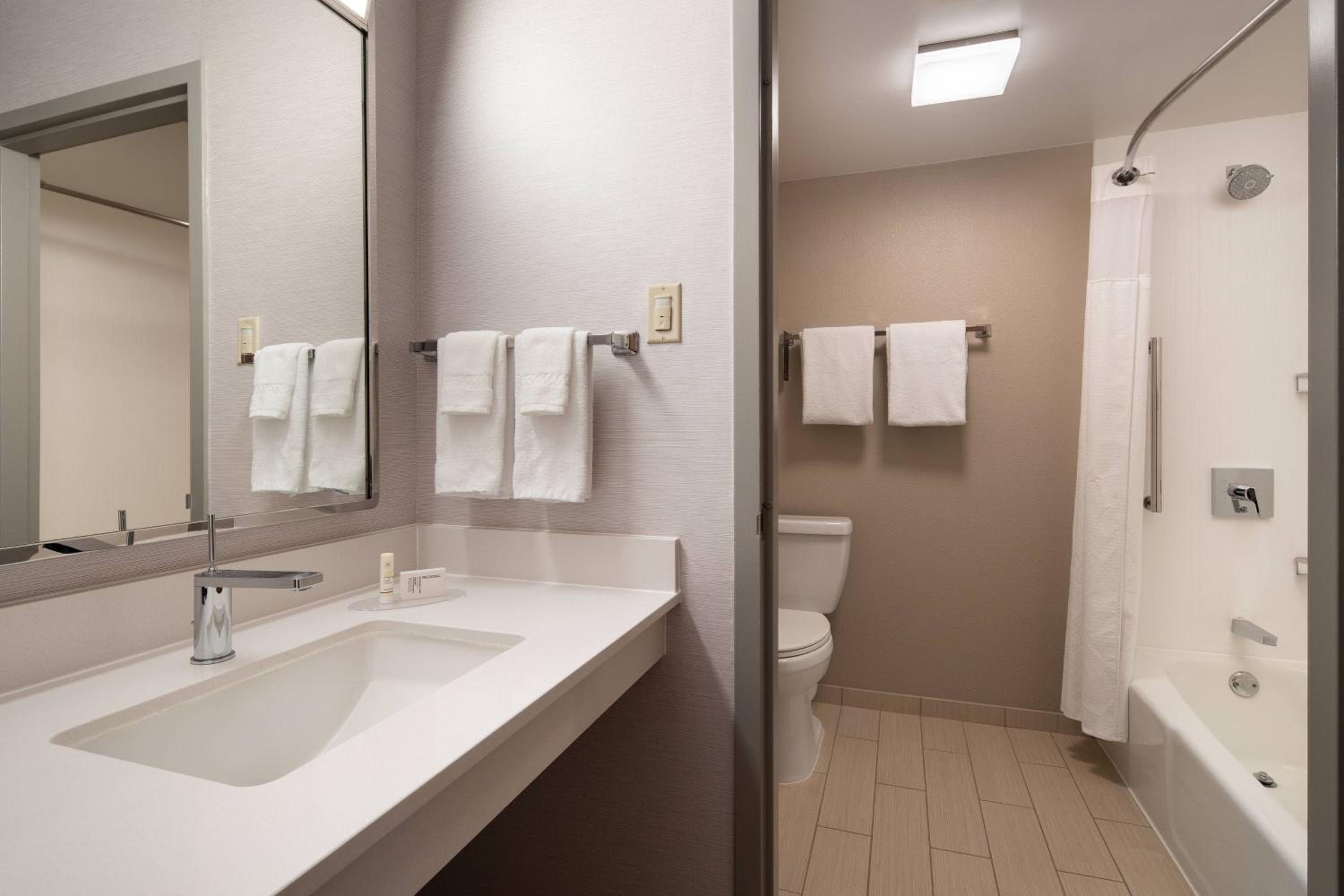 Queen Room with Two Queen Beds - Photo 2
