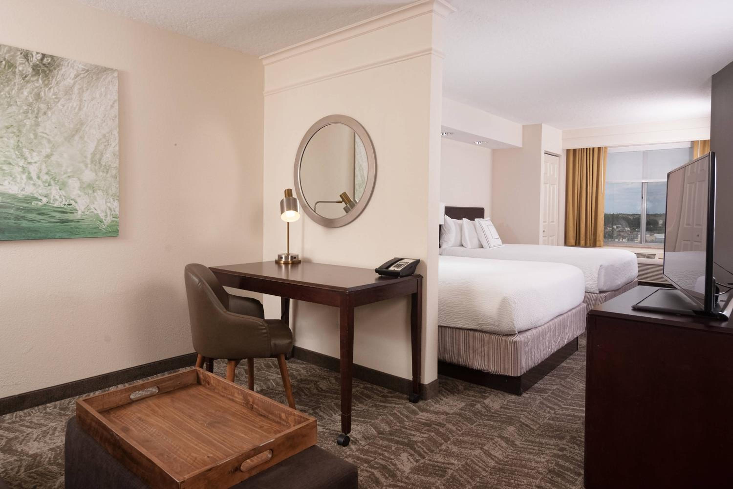 Queen Suite with Sofa Bed and Roll-in Shower - Mobility and Hearing Accessible