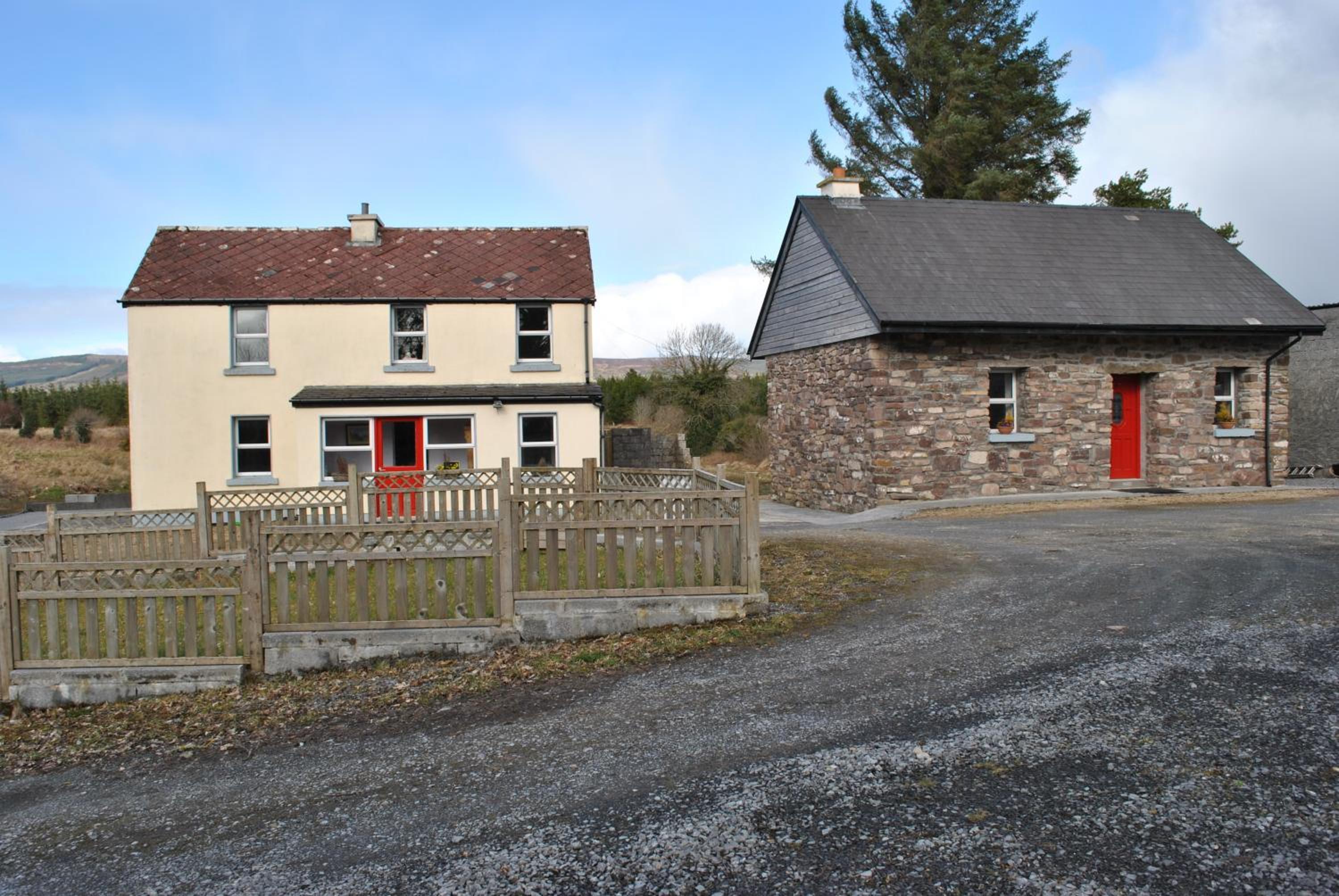 Three-Bedroom House - Photo 4